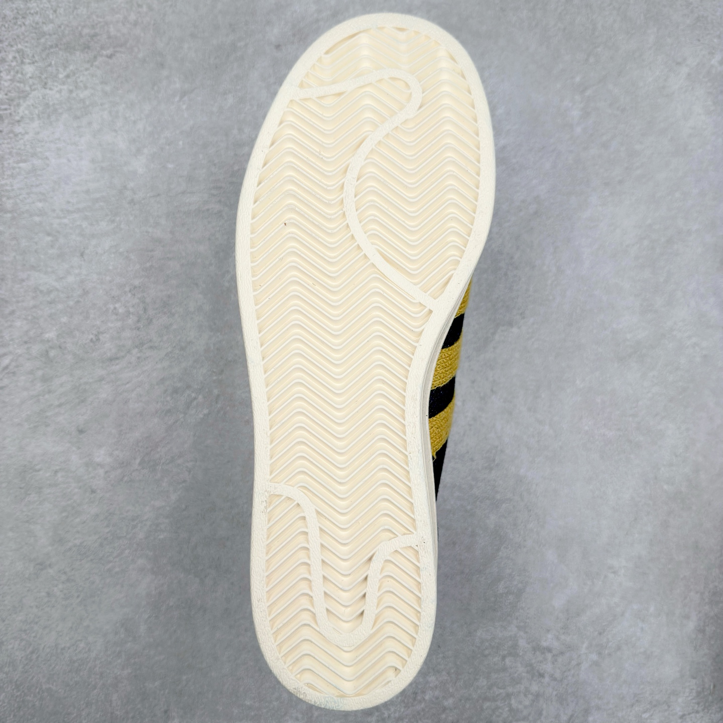 图片[9]-AD Originals Superstar 经典复古贝壳头板鞋 JH5577 诞生于1969年 是第一双将全皮面鞋 身与橡胶鞋头结合在一起的低帮篮球鞋 Superstar最开始 是作为高帮篮球鞋Pro Model的低帮版本而出现的 但因为其独特和醒目的橡胶鞋头造型而让大家熟知 被大家形象地称为\\\”shelltoe\\\”贝壳头 在70年代的美国职业篮球场上 接近3/4的NBA球员都将这双Superstar作为场上用鞋 80年代之后 经过不断的改良和发展 Superstar逐渐成为横跨时装、音乐、街头文化、休闲和运动等各大领域的时尚潮鞋 尺码：36 36.5 37 38 38.5 39 40 40.5 41 42 42.5 43 44 44.5 45-选品中心