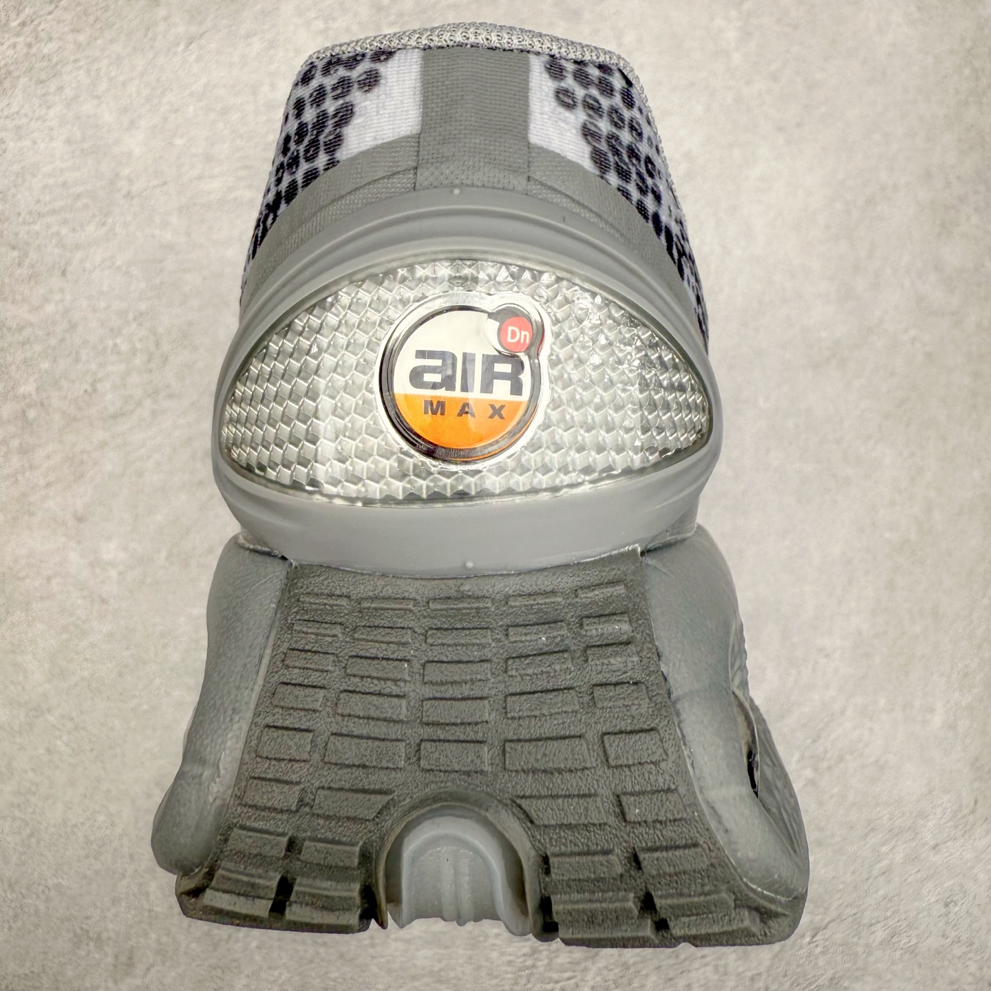 图片[8]-NK Air Max DN8 全掌科技气垫缓震运动跑鞋 IB3078-001 DN8的核心亮点在于其八腔气垫结构 根据不同部位设定的气压值专为行走设计 提供卓越的舒适感 鞋面的设计让人联想到上世纪90年代末至2000年代初的多款Air Max 中底上系列圆形孔洞引发了热议 不少人将其与竞争品牌的缓震技术进行比较 例如K-SWISS 2010年代初推出的Tubes技 及以多孔鞋底闻名的品牌 尺码：36 36.5 37.5 38 38.5 39 40 40.5 41 42 42.5 43 44 44.5 45-选品中心