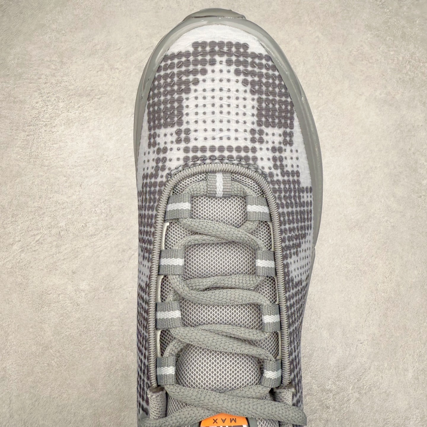 图片[4]-NK Air Max DN8 全掌科技气垫缓震运动跑鞋 IB3078-001 DN8的核心亮点在于其八腔气垫结构 根据不同部位设定的气压值专为行走设计 提供卓越的舒适感 鞋面的设计让人联想到上世纪90年代末至2000年代初的多款Air Max 中底上系列圆形孔洞引发了热议 不少人将其与竞争品牌的缓震技术进行比较 例如K-SWISS 2010年代初推出的Tubes技 及以多孔鞋底闻名的品牌 尺码：36 36.5 37.5 38 38.5 39 40 40.5 41 42 42.5 43 44 44.5 45-选品中心