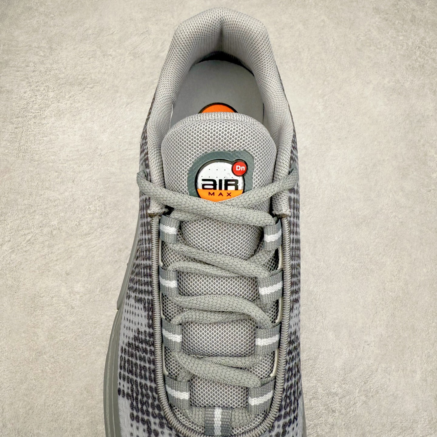 图片[5]-NK Air Max DN8 全掌科技气垫缓震运动跑鞋 IB3078-001 DN8的核心亮点在于其八腔气垫结构 根据不同部位设定的气压值专为行走设计 提供卓越的舒适感 鞋面的设计让人联想到上世纪90年代末至2000年代初的多款Air Max 中底上系列圆形孔洞引发了热议 不少人将其与竞争品牌的缓震技术进行比较 例如K-SWISS 2010年代初推出的Tubes技 及以多孔鞋底闻名的品牌 尺码：36 36.5 37.5 38 38.5 39 40 40.5 41 42 42.5 43 44 44.5 45-选品中心