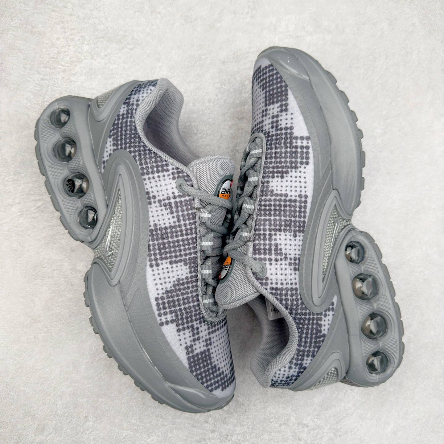 图片[3]-NK Air Max DN8 全掌科技气垫缓震运动跑鞋 IB3078-001 DN8的核心亮点在于其八腔气垫结构 根据不同部位设定的气压值专为行走设计 提供卓越的舒适感 鞋面的设计让人联想到上世纪90年代末至2000年代初的多款Air Max 中底上系列圆形孔洞引发了热议 不少人将其与竞争品牌的缓震技术进行比较 例如K-SWISS 2010年代初推出的Tubes技 及以多孔鞋底闻名的品牌 尺码：36 36.5 37.5 38 38.5 39 40 40.5 41 42 42.5 43 44 44.5 45-选品中心