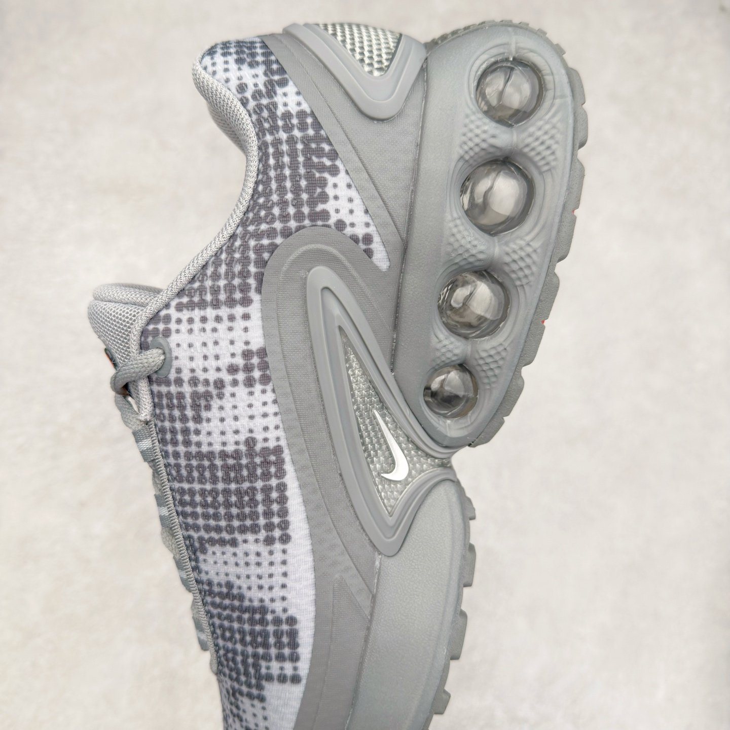 图片[7]-NK Air Max DN8 全掌科技气垫缓震运动跑鞋 IB3078-001 DN8的核心亮点在于其八腔气垫结构 根据不同部位设定的气压值专为行走设计 提供卓越的舒适感 鞋面的设计让人联想到上世纪90年代末至2000年代初的多款Air Max 中底上系列圆形孔洞引发了热议 不少人将其与竞争品牌的缓震技术进行比较 例如K-SWISS 2010年代初推出的Tubes技 及以多孔鞋底闻名的品牌 尺码：36 36.5 37.5 38 38.5 39 40 40.5 41 42 42.5 43 44 44.5 45-选品中心