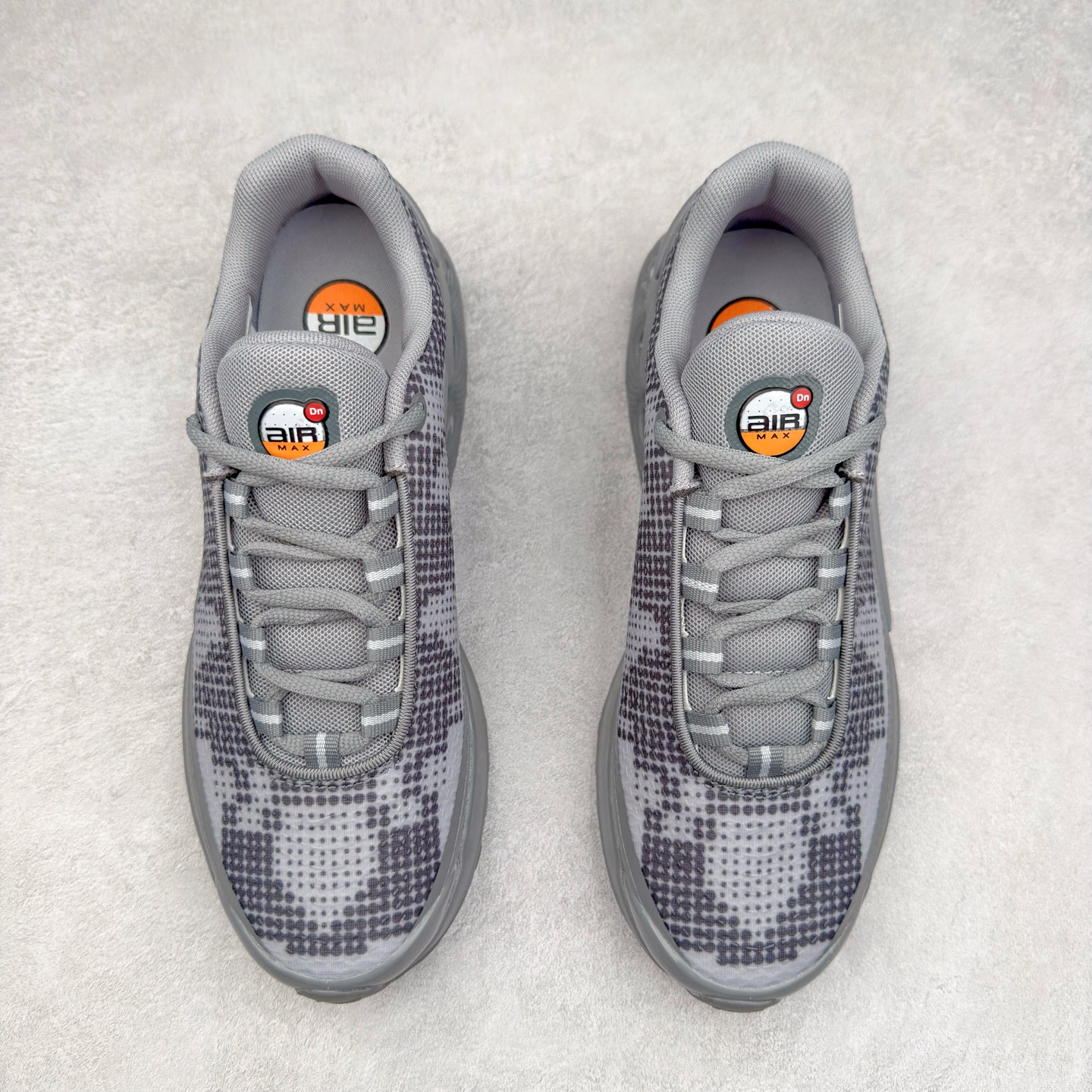 图片[2]-NK Air Max DN8 全掌科技气垫缓震运动跑鞋 IB3078-001 DN8的核心亮点在于其八腔气垫结构 根据不同部位设定的气压值专为行走设计 提供卓越的舒适感 鞋面的设计让人联想到上世纪90年代末至2000年代初的多款Air Max 中底上系列圆形孔洞引发了热议 不少人将其与竞争品牌的缓震技术进行比较 例如K-SWISS 2010年代初推出的Tubes技 及以多孔鞋底闻名的品牌 尺码：36 36.5 37.5 38 38.5 39 40 40.5 41 42 42.5 43 44 44.5 45-选品中心