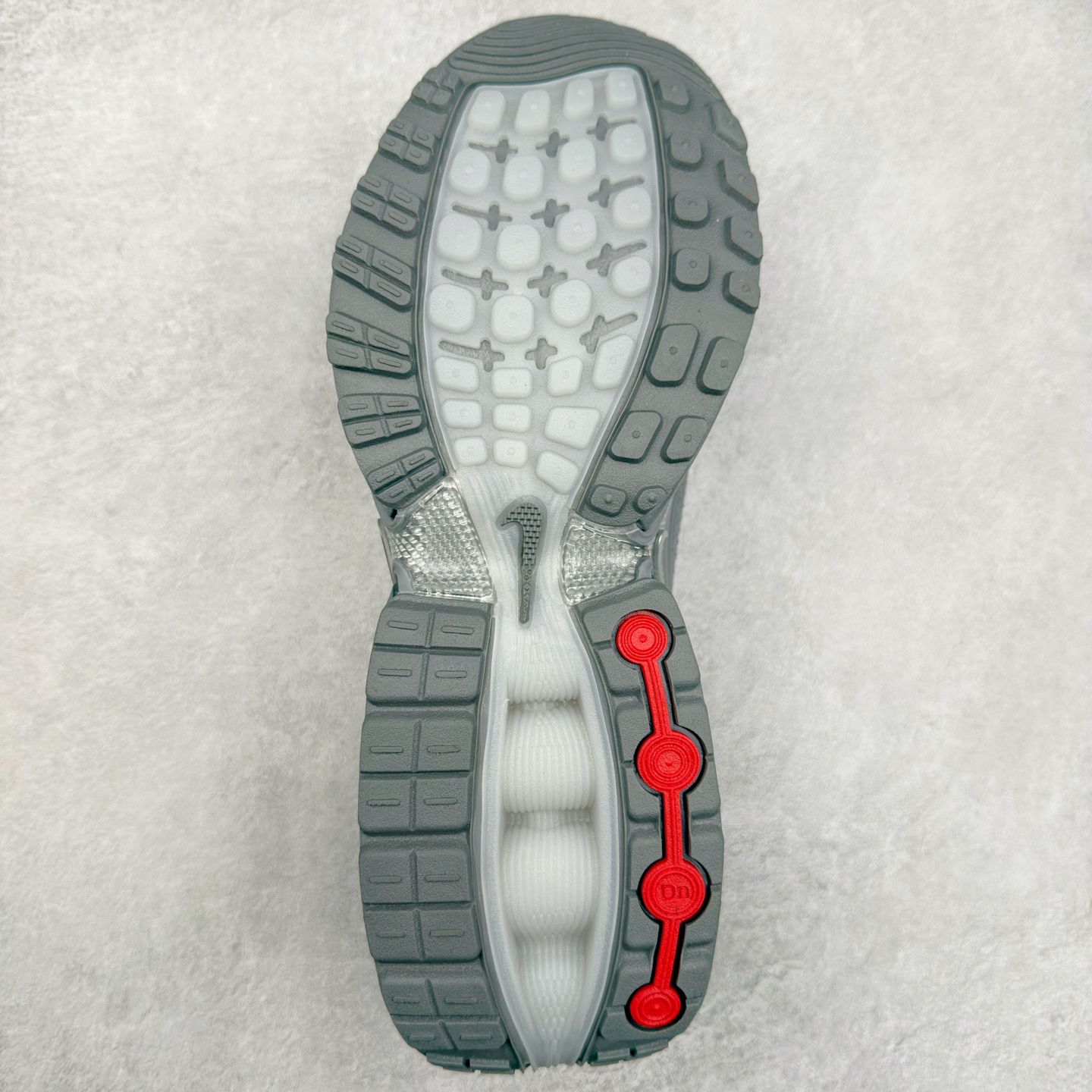 图片[9]-NK Air Max DN8 全掌科技气垫缓震运动跑鞋 IB3078-001 DN8的核心亮点在于其八腔气垫结构 根据不同部位设定的气压值专为行走设计 提供卓越的舒适感 鞋面的设计让人联想到上世纪90年代末至2000年代初的多款Air Max 中底上系列圆形孔洞引发了热议 不少人将其与竞争品牌的缓震技术进行比较 例如K-SWISS 2010年代初推出的Tubes技 及以多孔鞋底闻名的品牌 尺码：36 36.5 37.5 38 38.5 39 40 40.5 41 42 42.5 43 44 44.5 45-选品中心