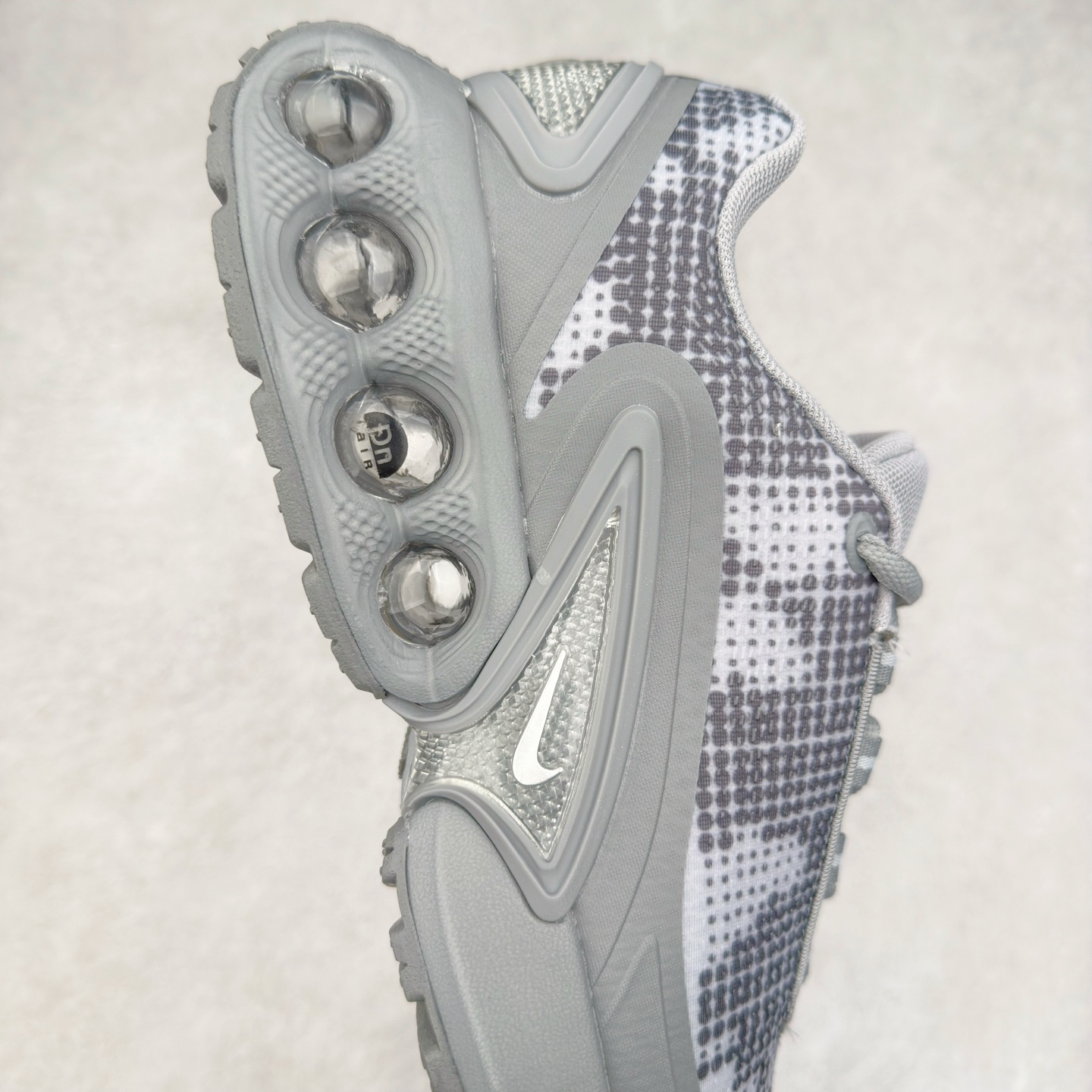 图片[6]-NK Air Max DN8 全掌科技气垫缓震运动跑鞋 IB3078-001 DN8的核心亮点在于其八腔气垫结构 根据不同部位设定的气压值专为行走设计 提供卓越的舒适感 鞋面的设计让人联想到上世纪90年代末至2000年代初的多款Air Max 中底上系列圆形孔洞引发了热议 不少人将其与竞争品牌的缓震技术进行比较 例如K-SWISS 2010年代初推出的Tubes技 及以多孔鞋底闻名的品牌 尺码：36 36.5 37.5 38 38.5 39 40 40.5 41 42 42.5 43 44 44.5 45-选品中心