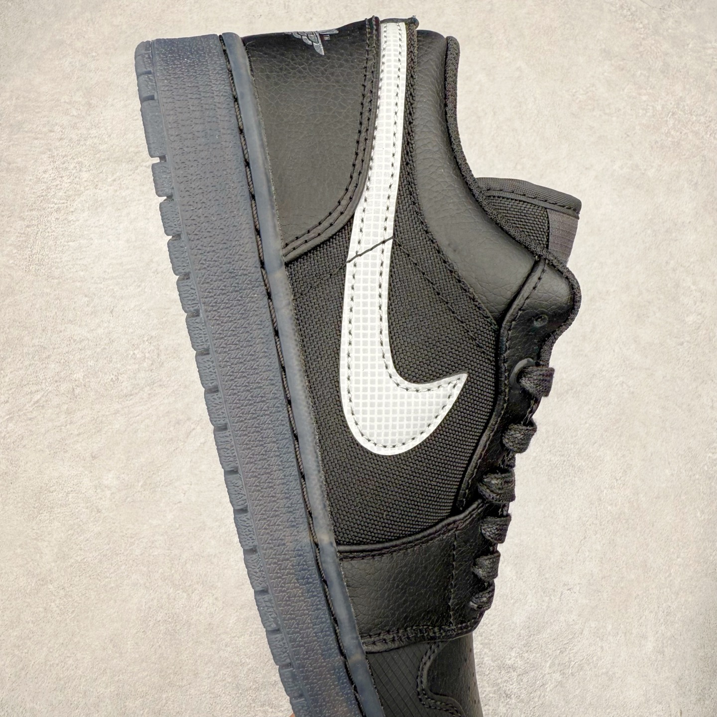 图片[6]-＃DT纯原 Air Jordan AJ1 Low 低帮 黑白 HV5968-001 终端优势供应 市面中低帮最具代表性版本没有之一 口碑大厂出品 品控大底版型不断改良更新 全套原纸板楦头开发 确保原汁原味 完美呈现版型 完美零毛边处理 原厂内置全掌气垫 价格定位良心 平台专用代工流水线出品 一眼公司既视感 拿到手的一瞬间就与众不同 碾压市面所有版本 全部原鞋开发 每一个配色都会采购原鞋确认细节 打破市面看图做货无好货之说 尺码：35.5 36 36.5 37.5 38 38.5 39 40 40.5 41 42 42.5 43 44 44.5 45 46-选品中心