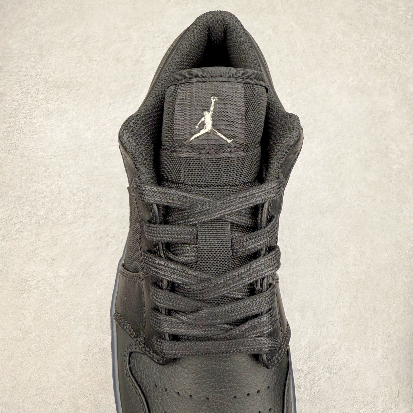 图片[5]-＃DT纯原 Air Jordan AJ1 Low 低帮 黑白 HV5968-001 终端优势供应 市面中低帮最具代表性版本没有之一 口碑大厂出品 品控大底版型不断改良更新 全套原纸板楦头开发 确保原汁原味 完美呈现版型 完美零毛边处理 原厂内置全掌气垫 价格定位良心 平台专用代工流水线出品 一眼公司既视感 拿到手的一瞬间就与众不同 碾压市面所有版本 全部原鞋开发 每一个配色都会采购原鞋确认细节 打破市面看图做货无好货之说 尺码：35.5 36 36.5 37.5 38 38.5 39 40 40.5 41 42 42.5 43 44 44.5 45 46-选品中心