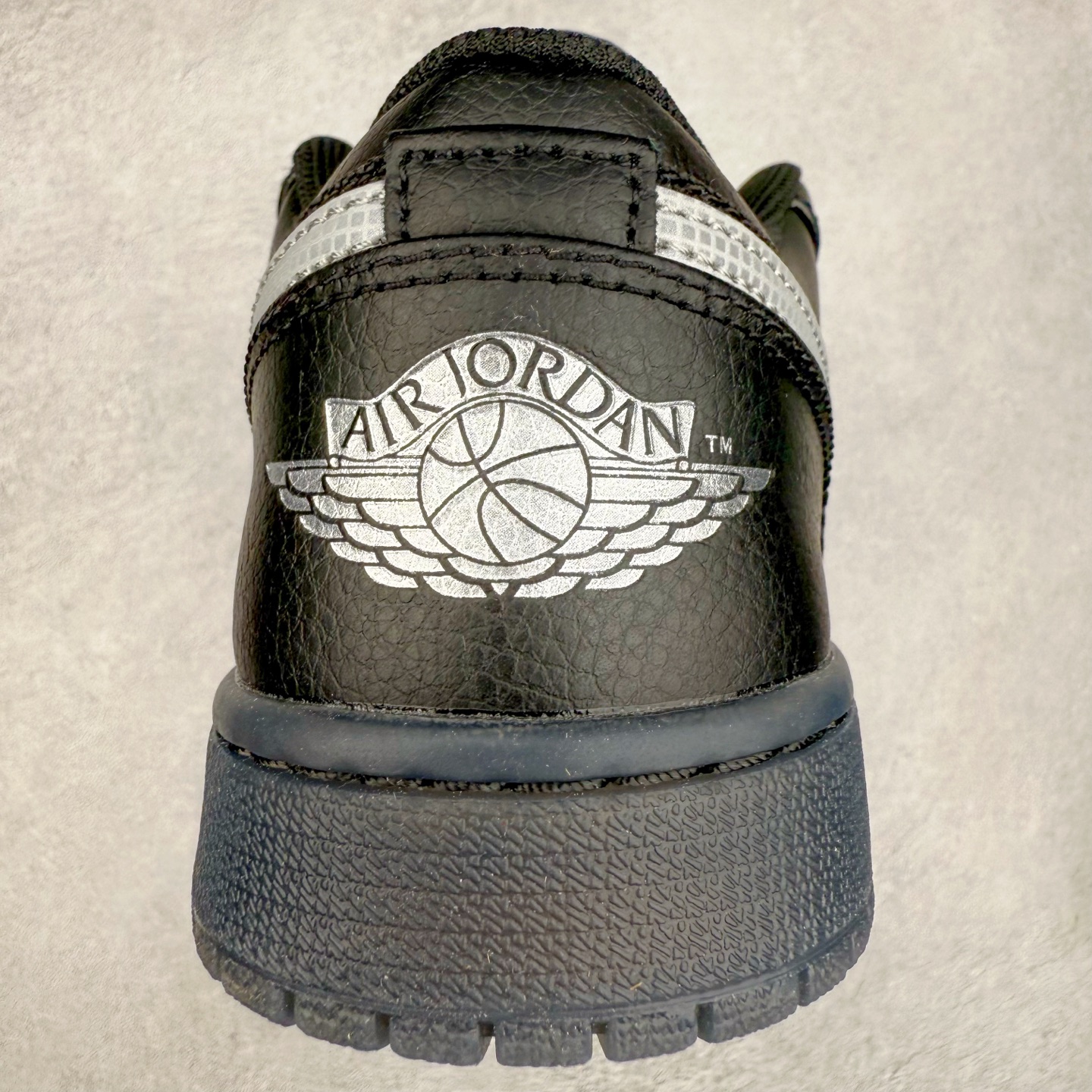 图片[8]-＃DT纯原 Air Jordan AJ1 Low 低帮 黑白 HV5968-001 终端优势供应 市面中低帮最具代表性版本没有之一 口碑大厂出品 品控大底版型不断改良更新 全套原纸板楦头开发 确保原汁原味 完美呈现版型 完美零毛边处理 原厂内置全掌气垫 价格定位良心 平台专用代工流水线出品 一眼公司既视感 拿到手的一瞬间就与众不同 碾压市面所有版本 全部原鞋开发 每一个配色都会采购原鞋确认细节 打破市面看图做货无好货之说 尺码：35.5 36 36.5 37.5 38 38.5 39 40 40.5 41 42 42.5 43 44 44.5 45 46-选品中心