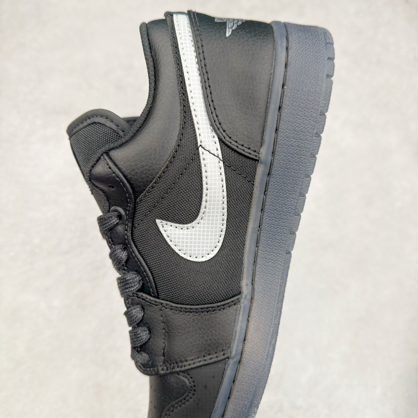 图片[7]-＃DT纯原 Air Jordan AJ1 Low 低帮 黑白 HV5968-001 终端优势供应 市面中低帮最具代表性版本没有之一 口碑大厂出品 品控大底版型不断改良更新 全套原纸板楦头开发 确保原汁原味 完美呈现版型 完美零毛边处理 原厂内置全掌气垫 价格定位良心 平台专用代工流水线出品 一眼公司既视感 拿到手的一瞬间就与众不同 碾压市面所有版本 全部原鞋开发 每一个配色都会采购原鞋确认细节 打破市面看图做货无好货之说 尺码：35.5 36 36.5 37.5 38 38.5 39 40 40.5 41 42 42.5 43 44 44.5 45 46-选品中心