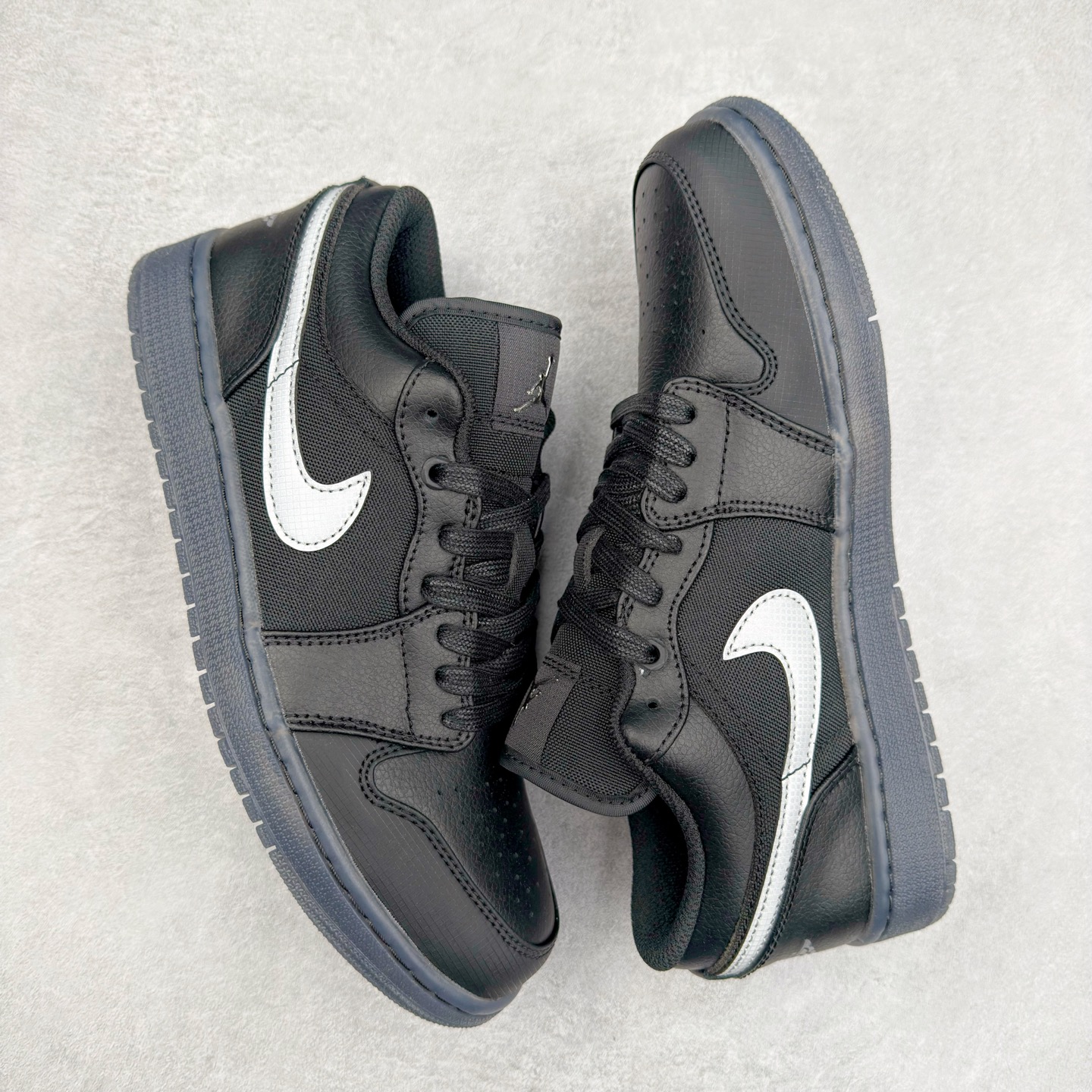 图片[3]-＃DT纯原 Air Jordan AJ1 Low 低帮 黑白 HV5968-001 终端优势供应 市面中低帮最具代表性版本没有之一 口碑大厂出品 品控大底版型不断改良更新 全套原纸板楦头开发 确保原汁原味 完美呈现版型 完美零毛边处理 原厂内置全掌气垫 价格定位良心 平台专用代工流水线出品 一眼公司既视感 拿到手的一瞬间就与众不同 碾压市面所有版本 全部原鞋开发 每一个配色都会采购原鞋确认细节 打破市面看图做货无好货之说 尺码：35.5 36 36.5 37.5 38 38.5 39 40 40.5 41 42 42.5 43 44 44.5 45 46-选品中心