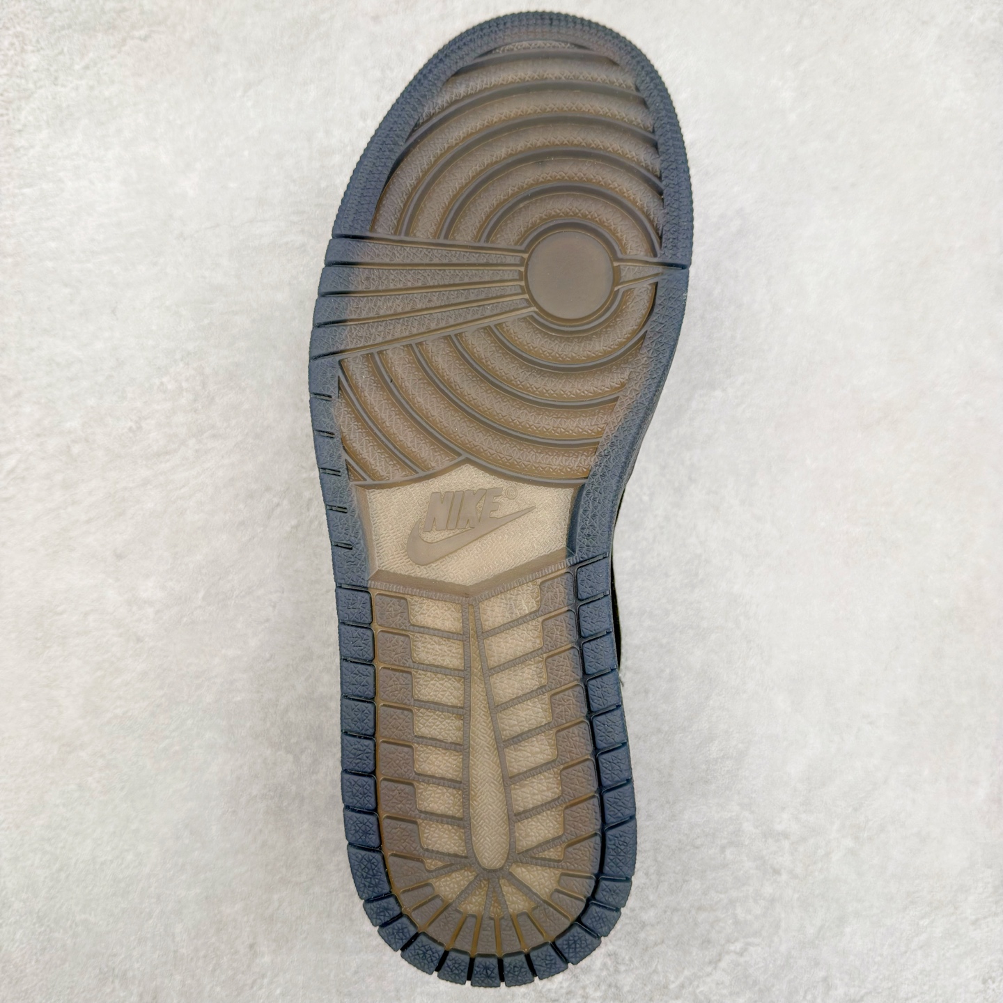 图片[9]-＃DT纯原 Air Jordan AJ1 Low 低帮 黑白 HV5968-001 终端优势供应 市面中低帮最具代表性版本没有之一 口碑大厂出品 品控大底版型不断改良更新 全套原纸板楦头开发 确保原汁原味 完美呈现版型 完美零毛边处理 原厂内置全掌气垫 价格定位良心 平台专用代工流水线出品 一眼公司既视感 拿到手的一瞬间就与众不同 碾压市面所有版本 全部原鞋开发 每一个配色都会采购原鞋确认细节 打破市面看图做货无好货之说 尺码：35.5 36 36.5 37.5 38 38.5 39 40 40.5 41 42 42.5 43 44 44.5 45 46-选品中心