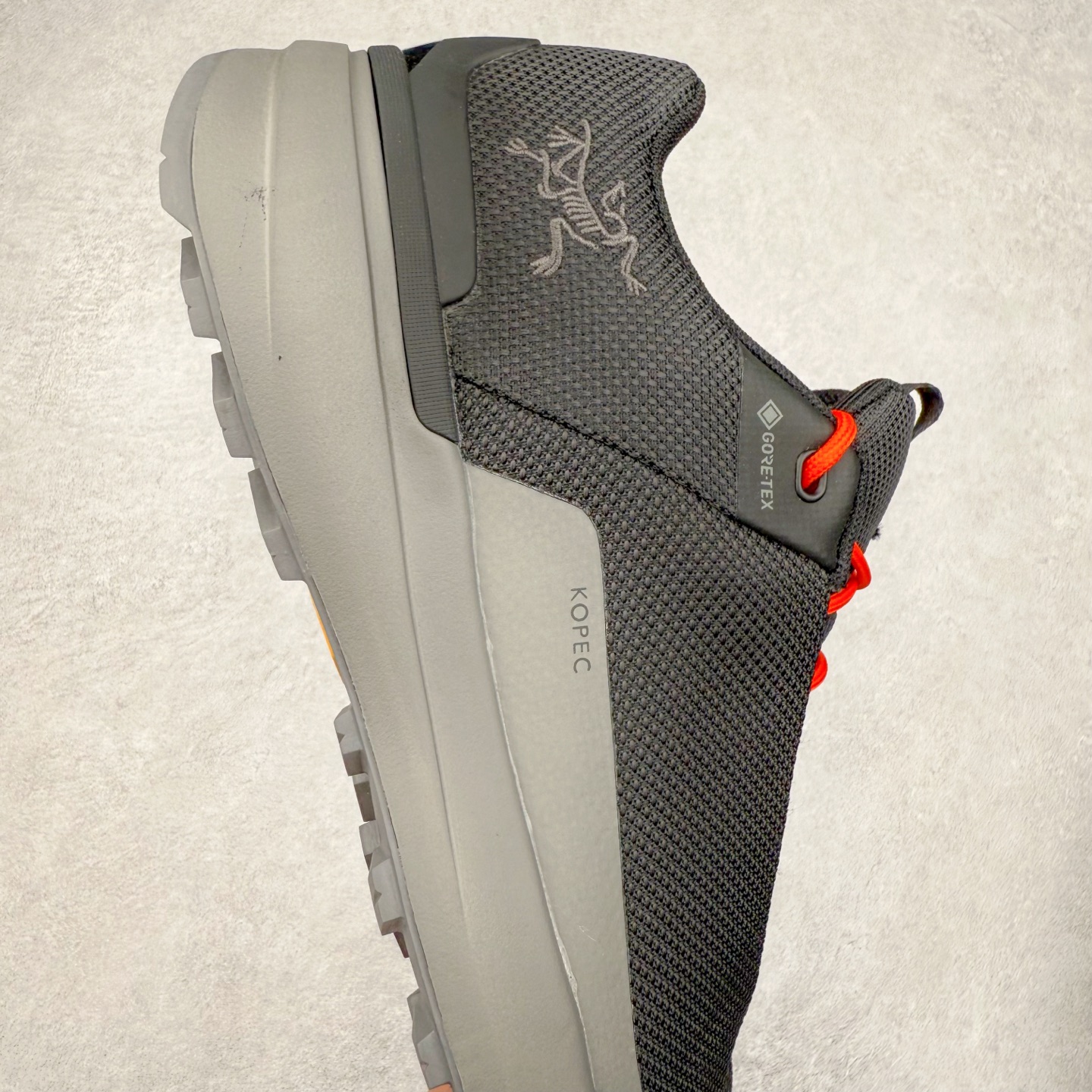 图片[6]-＃HP Arcteryx Kopec GTX 始祖鸟户外防水透气低帮徒步登山鞋 Arcteryx中文名始祖鸟，加拿大户外服饰品牌，1989年创立于加拿大温哥华。始祖鸟来自加拿大海岸山脉，植根高山的专业户外品牌，始终秉承对精湛设计和工艺孜孜以求的准则。从1989年创立至今，Arcteryx始终不断在产品设计与做工上不惜工本，以满足始祖鸟的标准。品质、设计以及精简的理念造就了其良好的性能，并能满足严苛环境下的使用需求。尺码：39 40 41 42 43 44 45-选品中心