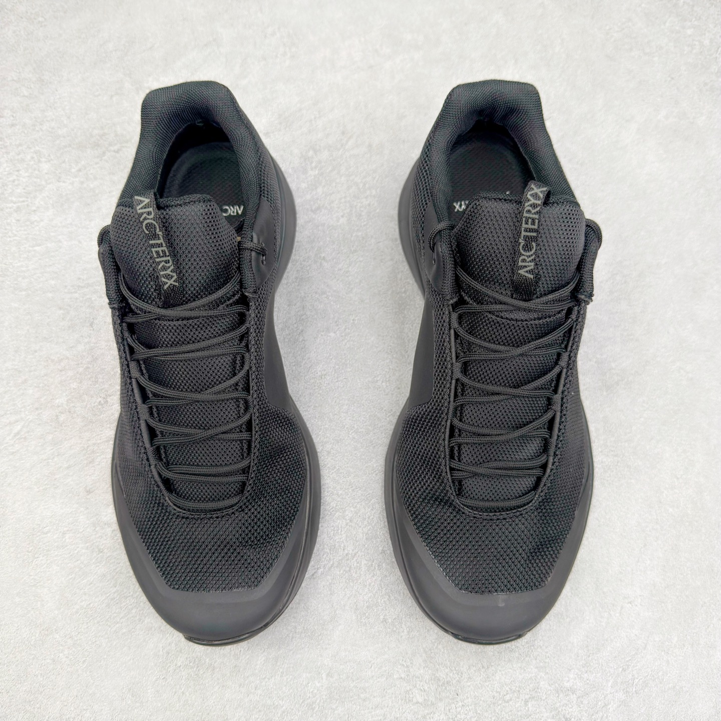 图片[2]-＃HP Arcteryx Kopec GTX 始祖鸟户外防水透气低帮徒步登山鞋 Arcteryx中文名始祖鸟，加拿大户外服饰品牌，1989年创立于加拿大温哥华。始祖鸟来自加拿大海岸山脉，植根高山的专业户外品牌，始终秉承对精湛设计和工艺孜孜以求的准则。从1989年创立至今，Arcteryx始终不断在产品设计与做工上不惜工本，以满足始祖鸟的标准。品质、设计以及精简的理念造就了其良好的性能，并能满足严苛环境下的使用需求。尺码：39 40 41 42 43 44 45-选品中心