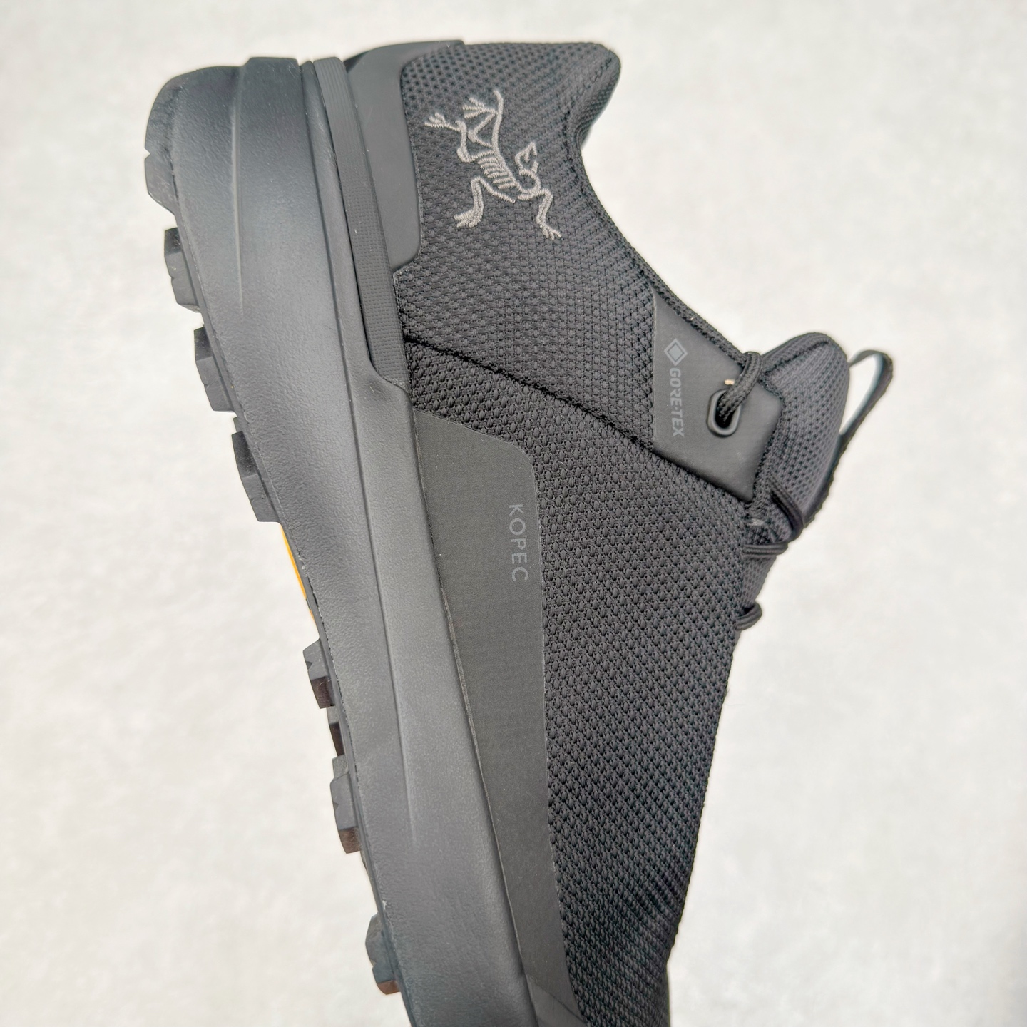 图片[6]-＃HP Arcteryx Kopec GTX 始祖鸟户外防水透气低帮徒步登山鞋 Arcteryx中文名始祖鸟，加拿大户外服饰品牌，1989年创立于加拿大温哥华。始祖鸟来自加拿大海岸山脉，植根高山的专业户外品牌，始终秉承对精湛设计和工艺孜孜以求的准则。从1989年创立至今，Arcteryx始终不断在产品设计与做工上不惜工本，以满足始祖鸟的标准。品质、设计以及精简的理念造就了其良好的性能，并能满足严苛环境下的使用需求。尺码：39 40 41 42 43 44 45-选品中心