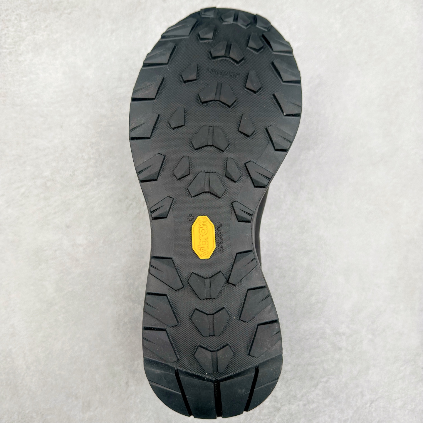 图片[9]-＃HP Arcteryx Kopec GTX 始祖鸟户外防水透气低帮徒步登山鞋 Arcteryx中文名始祖鸟，加拿大户外服饰品牌，1989年创立于加拿大温哥华。始祖鸟来自加拿大海岸山脉，植根高山的专业户外品牌，始终秉承对精湛设计和工艺孜孜以求的准则。从1989年创立至今，Arcteryx始终不断在产品设计与做工上不惜工本，以满足始祖鸟的标准。品质、设计以及精简的理念造就了其良好的性能，并能满足严苛环境下的使用需求。尺码：39 40 41 42 43 44 45-选品中心