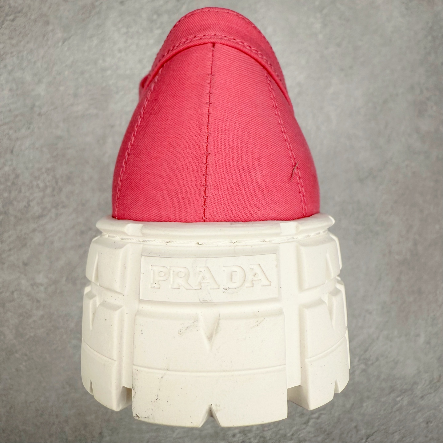 图片[8]-PRADA 普拉达2024新款厚底水洗帆布鞋 内里羊皮 最新厚底时尚走秀单鞋 重版推出 优雅大方 大底 一比一开模底 原版包装 跟高5cm 原版金属三角扣 四色供应 黑 白 浅粉 浅蓝 尺码 35 36 37 38 39 40-选品中心