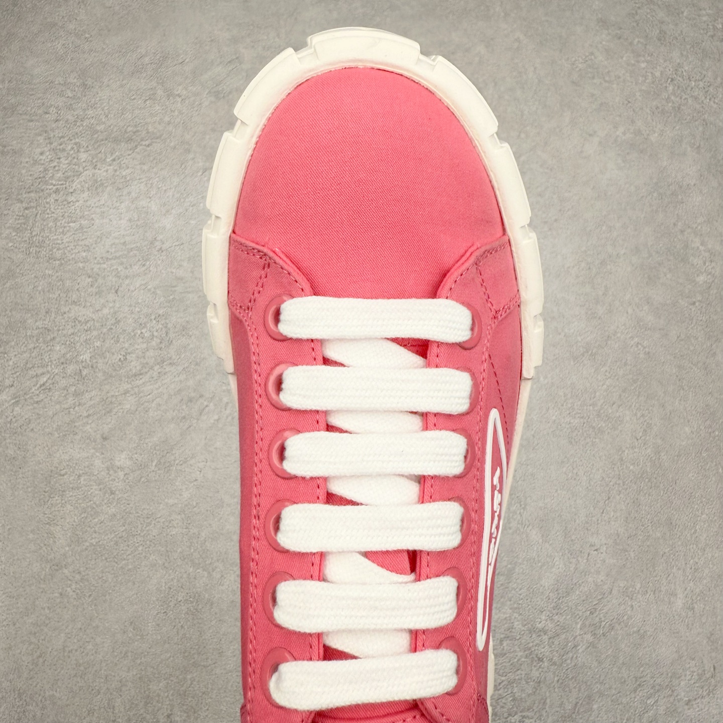 图片[4]-PRADA 普拉达2024新款厚底水洗帆布鞋 内里羊皮 最新厚底时尚走秀单鞋 重版推出 优雅大方 大底 一比一开模底 原版包装 跟高5cm 原版金属三角扣 四色供应 黑 白 浅粉 浅蓝 尺码 35 36 37 38 39 40-选品中心