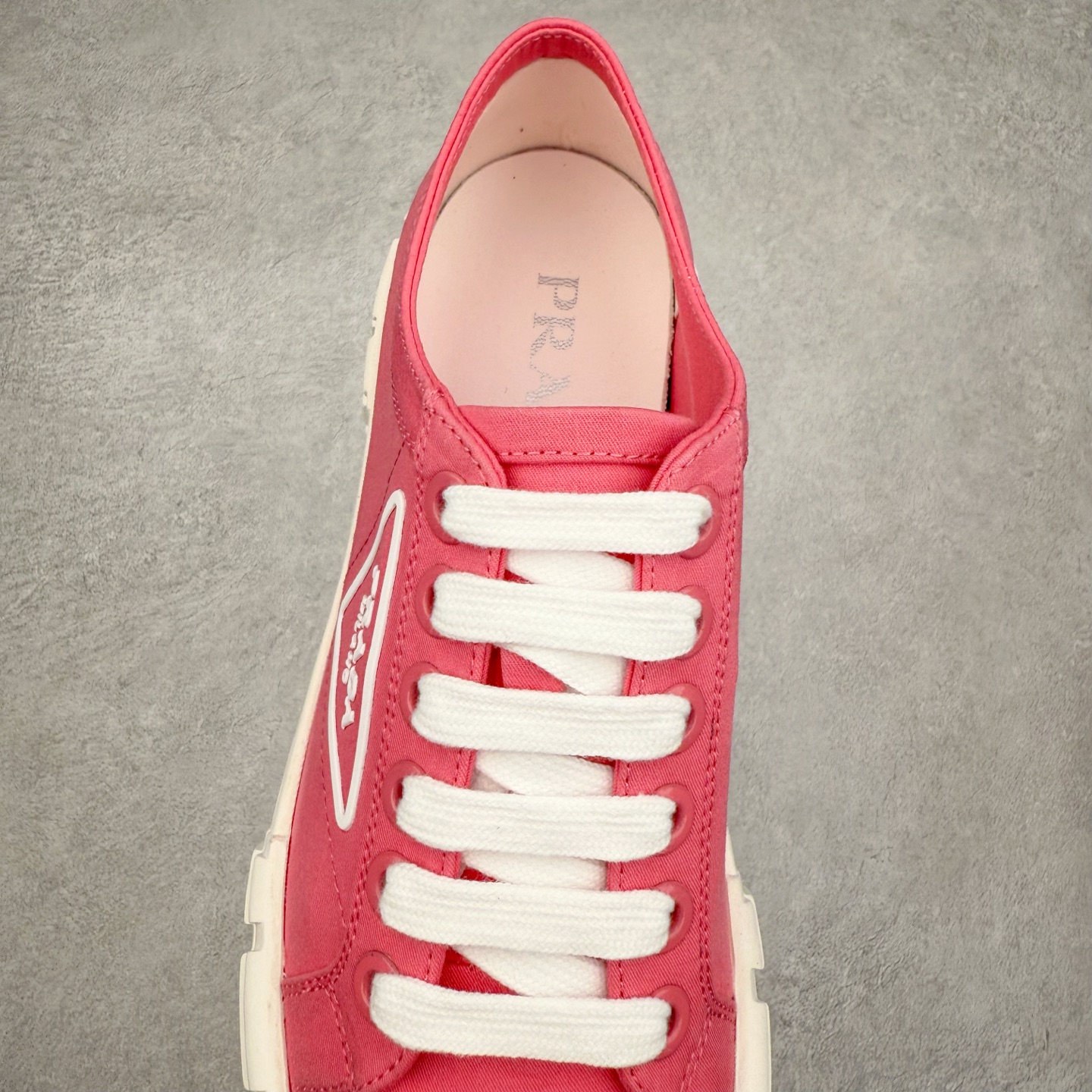 图片[5]-PRADA 普拉达2024新款厚底水洗帆布鞋 内里羊皮 最新厚底时尚走秀单鞋 重版推出 优雅大方 大底 一比一开模底 原版包装 跟高5cm 原版金属三角扣 四色供应 黑 白 浅粉 浅蓝 尺码 35 36 37 38 39 40-选品中心