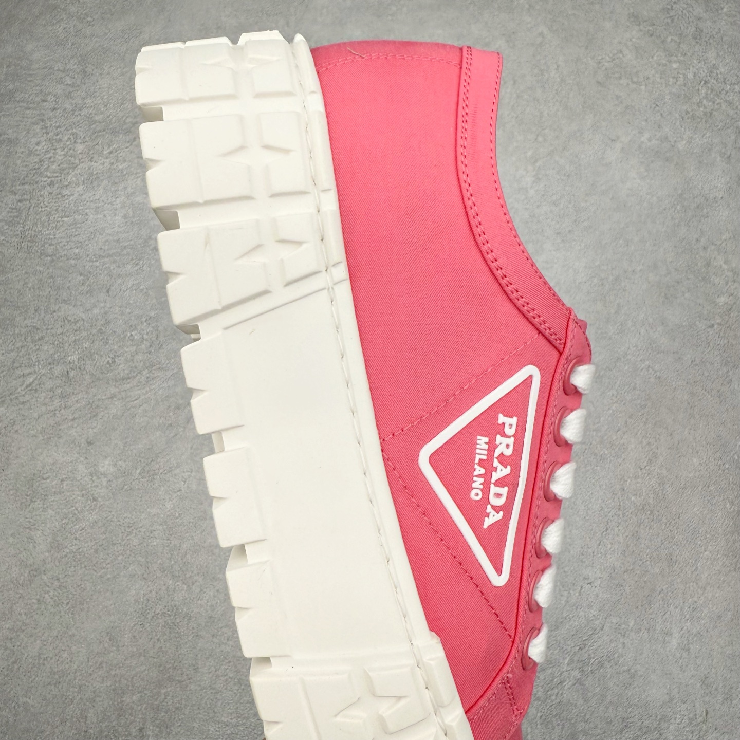 图片[6]-PRADA 普拉达2024新款厚底水洗帆布鞋 内里羊皮 最新厚底时尚走秀单鞋 重版推出 优雅大方 大底 一比一开模底 原版包装 跟高5cm 原版金属三角扣 四色供应 黑 白 浅粉 浅蓝 尺码 35 36 37 38 39 40-选品中心