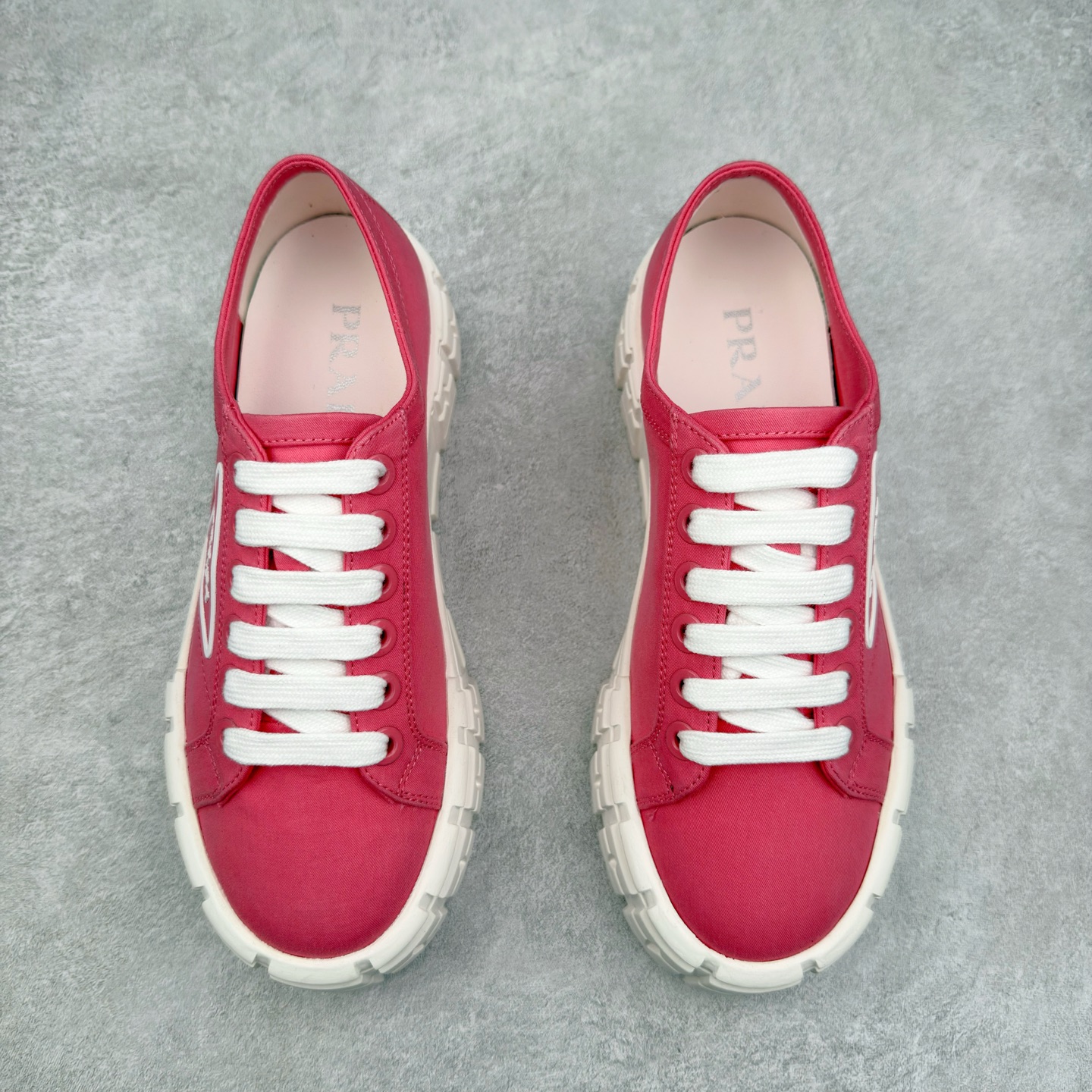 图片[2]-PRADA 普拉达2024新款厚底水洗帆布鞋 内里羊皮 最新厚底时尚走秀单鞋 重版推出 优雅大方 大底 一比一开模底 原版包装 跟高5cm 原版金属三角扣 四色供应 黑 白 浅粉 浅蓝 尺码 35 36 37 38 39 40-选品中心