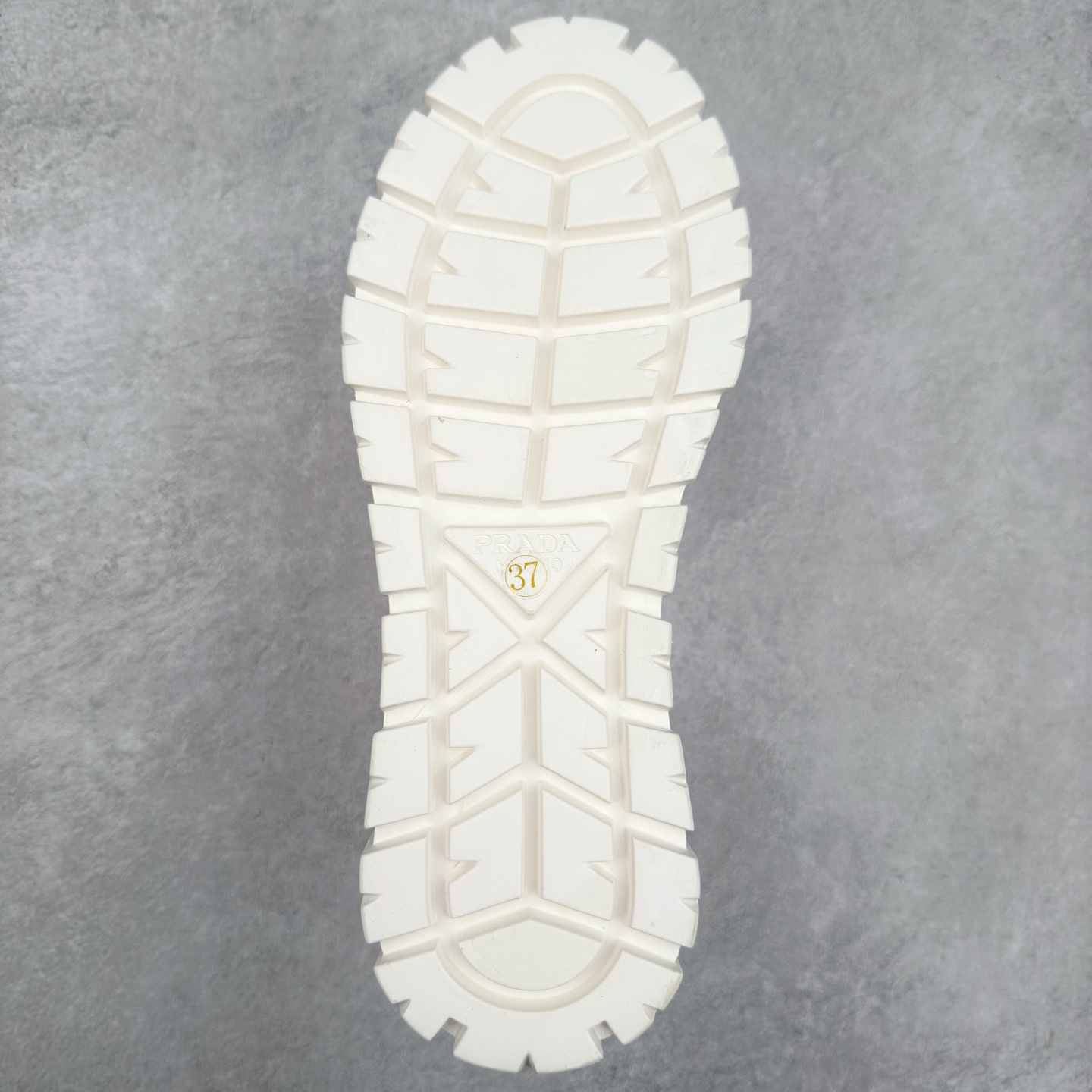 图片[9]-PRADA 普拉达2024新款厚底水洗帆布鞋 内里羊皮 最新厚底时尚走秀单鞋 重版推出 优雅大方 大底 一比一开模底 原版包装 跟高5cm 原版金属三角扣 四色供应 黑 白 浅粉 浅蓝 尺码 35 36 37 38 39 40-选品中心