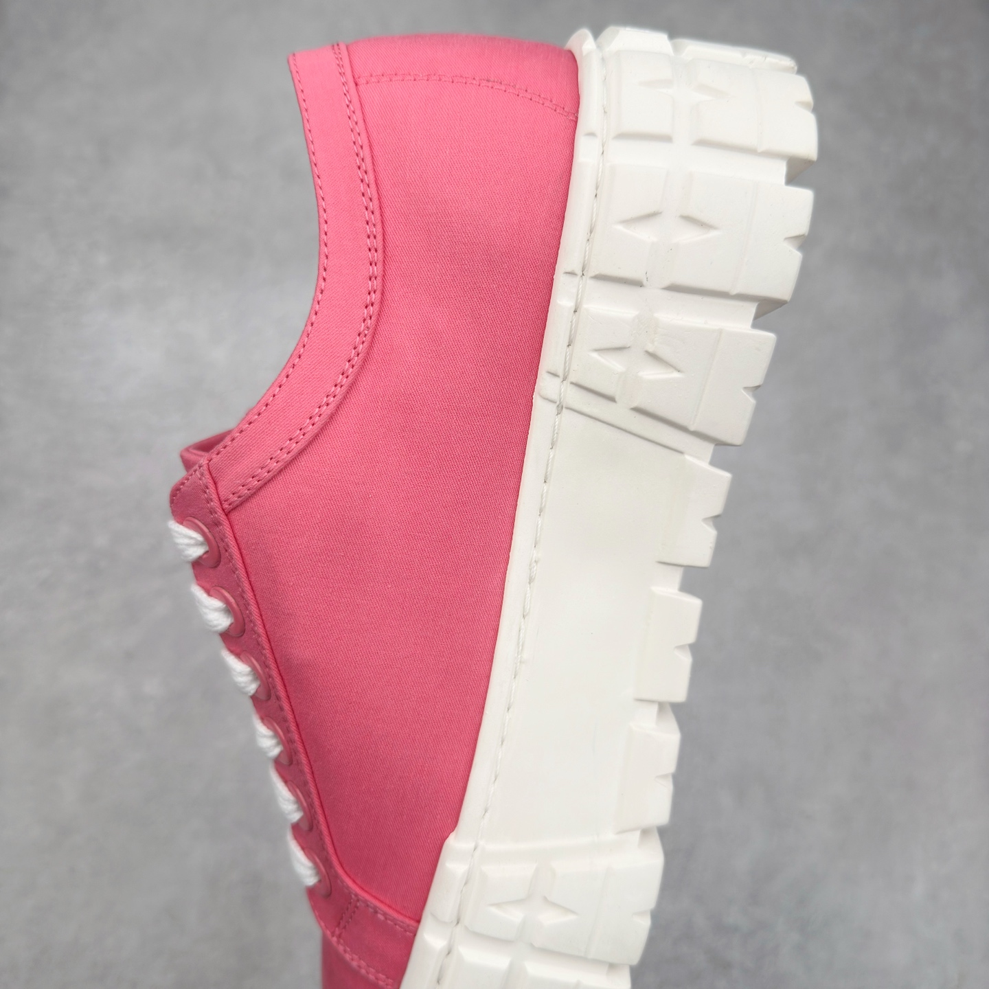 图片[7]-PRADA 普拉达2024新款厚底水洗帆布鞋 内里羊皮 最新厚底时尚走秀单鞋 重版推出 优雅大方 大底 一比一开模底 原版包装 跟高5cm 原版金属三角扣 四色供应 黑 白 浅粉 浅蓝 尺码 35 36 37 38 39 40-选品中心