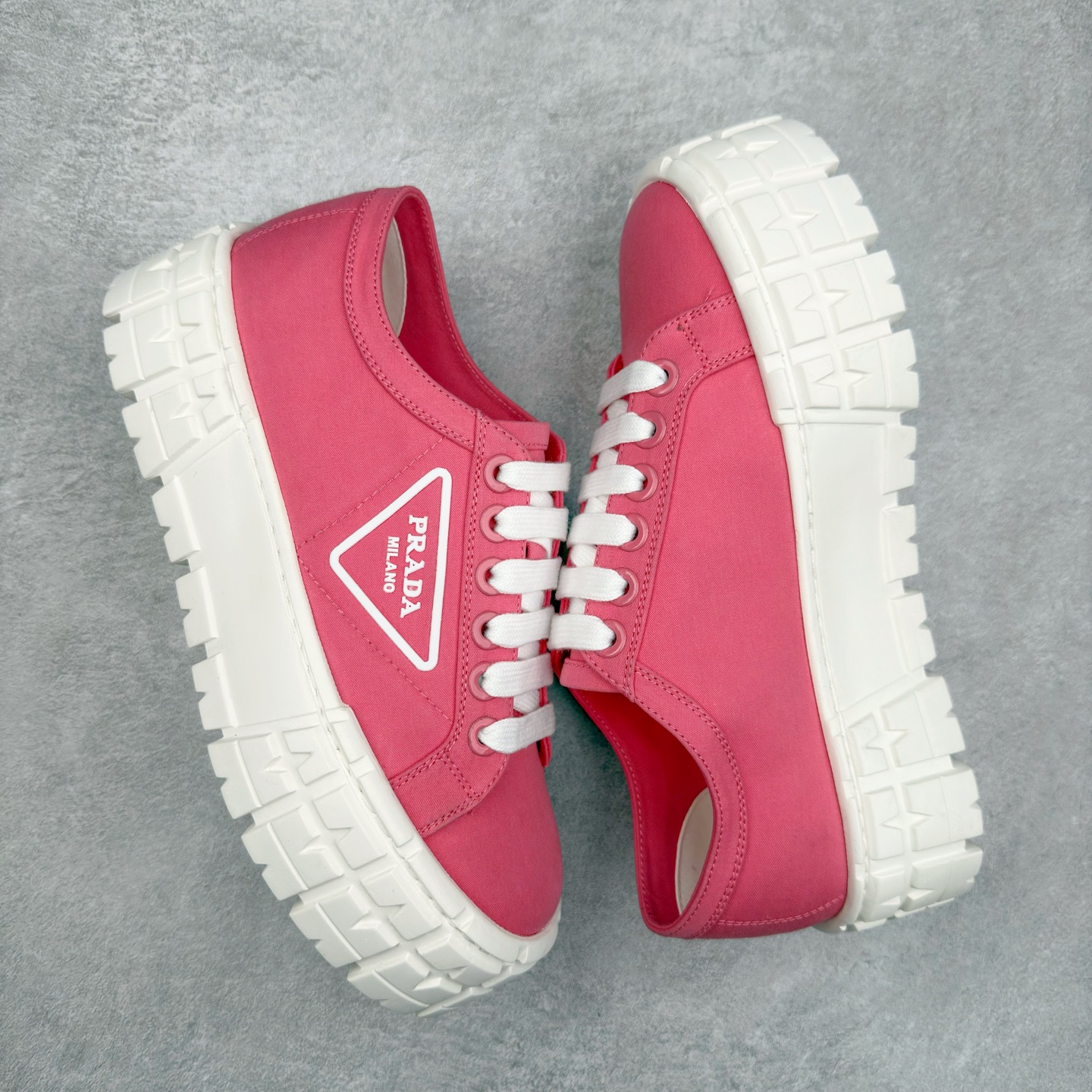 图片[3]-PRADA 普拉达2024新款厚底水洗帆布鞋 内里羊皮 最新厚底时尚走秀单鞋 重版推出 优雅大方 大底 一比一开模底 原版包装 跟高5cm 原版金属三角扣 四色供应 黑 白 浅粉 浅蓝 尺码 35 36 37 38 39 40-选品中心