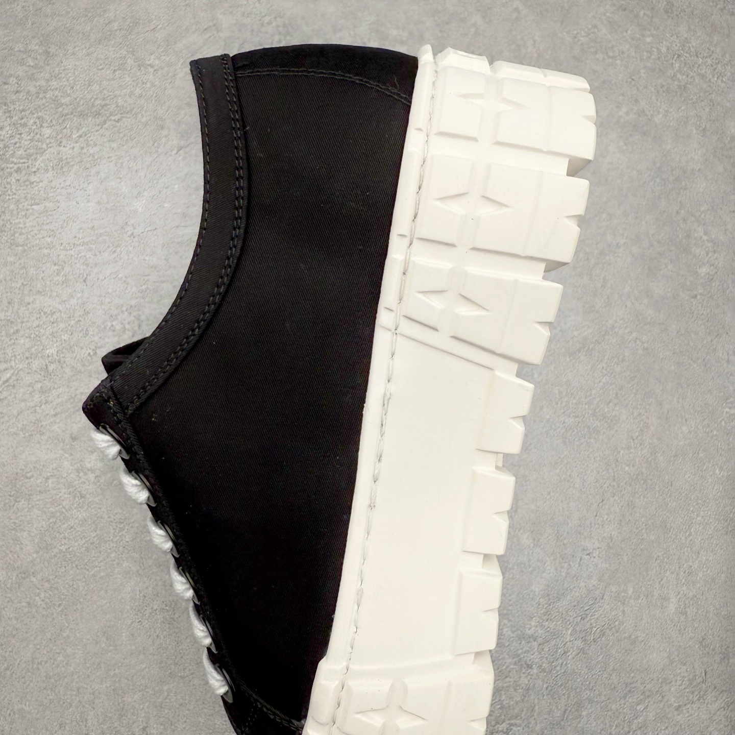 图片[7]-PRADA 普拉达2024新款厚底水洗帆布鞋 内里羊皮 最新厚底时尚走秀单鞋 重版推出 优雅大方 大底 一比一开模底 原版包装 跟高5cm 原版金属三角扣 四色供应 黑 白 浅粉 浅蓝 尺码 35 36 37 38 39 40-选品中心