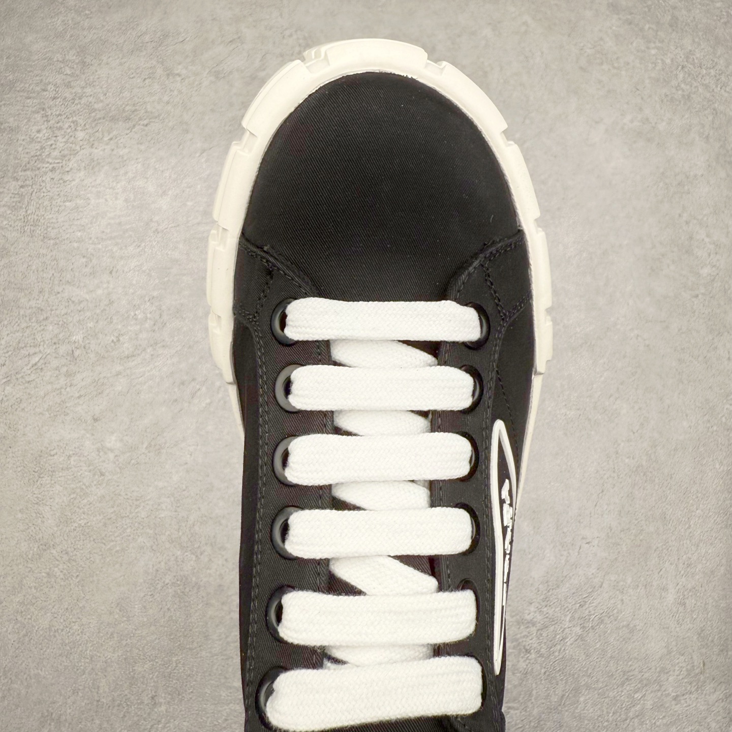 图片[4]-PRADA 普拉达2024新款厚底水洗帆布鞋 内里羊皮 最新厚底时尚走秀单鞋 重版推出 优雅大方 大底 一比一开模底 原版包装 跟高5cm 原版金属三角扣 四色供应 黑 白 浅粉 浅蓝 尺码 35 36 37 38 39 40-选品中心