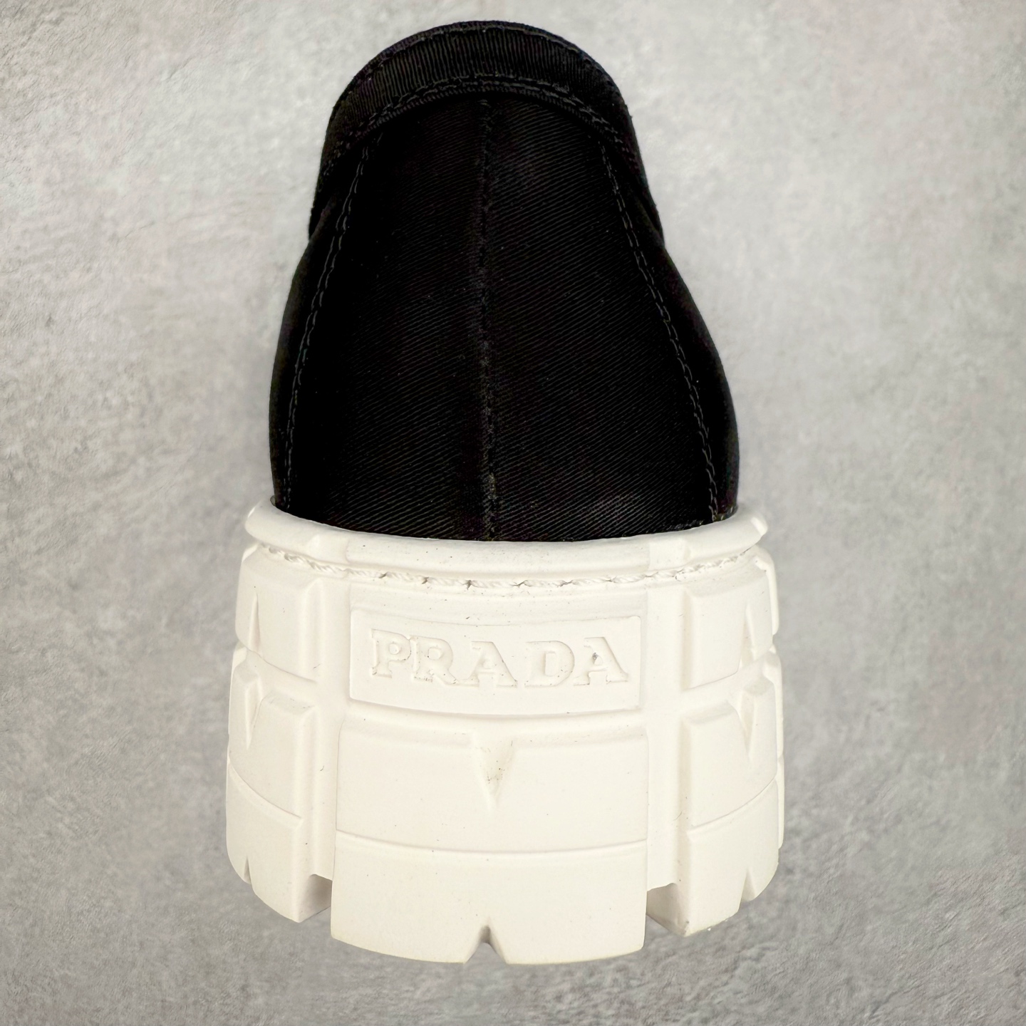 图片[8]-PRADA 普拉达2024新款厚底水洗帆布鞋 内里羊皮 最新厚底时尚走秀单鞋 重版推出 优雅大方 大底 一比一开模底 原版包装 跟高5cm 原版金属三角扣 四色供应 黑 白 浅粉 浅蓝 尺码 35 36 37 38 39 40-选品中心