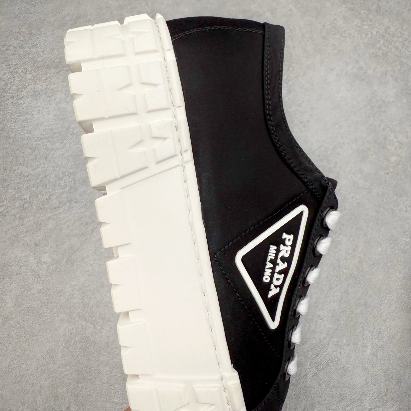 图片[6]-PRADA 普拉达2024新款厚底水洗帆布鞋 内里羊皮 最新厚底时尚走秀单鞋 重版推出 优雅大方 大底 一比一开模底 原版包装 跟高5cm 原版金属三角扣 四色供应 黑 白 浅粉 浅蓝 尺码 35 36 37 38 39 40-选品中心