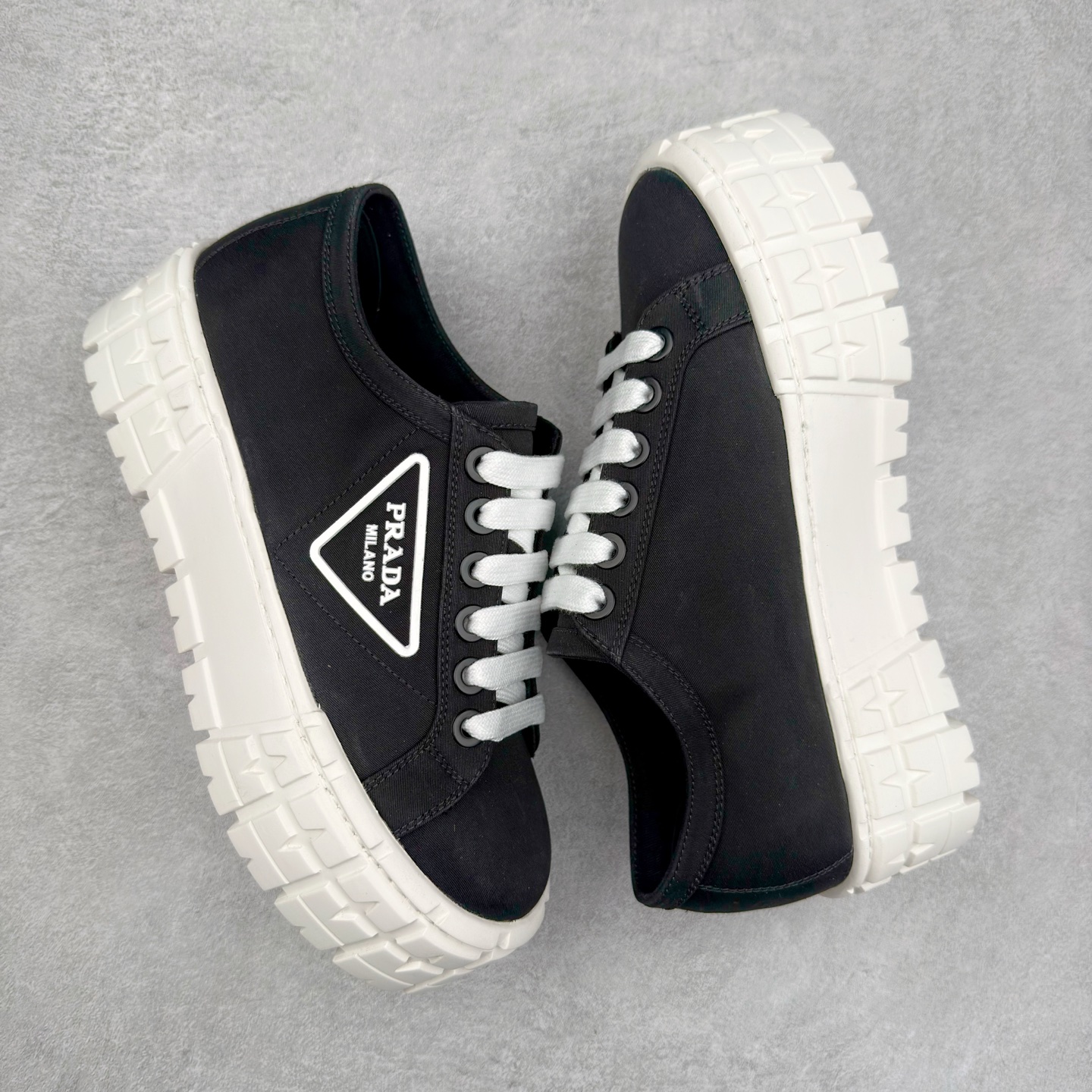 图片[3]-PRADA 普拉达2024新款厚底水洗帆布鞋 内里羊皮 最新厚底时尚走秀单鞋 重版推出 优雅大方 大底 一比一开模底 原版包装 跟高5cm 原版金属三角扣 四色供应 黑 白 浅粉 浅蓝 尺码 35 36 37 38 39 40-选品中心