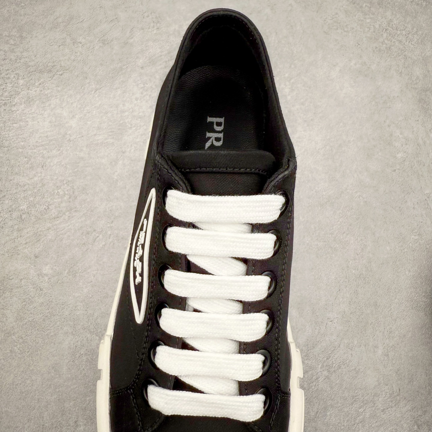 图片[5]-PRADA 普拉达2024新款厚底水洗帆布鞋 内里羊皮 最新厚底时尚走秀单鞋 重版推出 优雅大方 大底 一比一开模底 原版包装 跟高5cm 原版金属三角扣 四色供应 黑 白 浅粉 浅蓝 尺码 35 36 37 38 39 40-选品中心