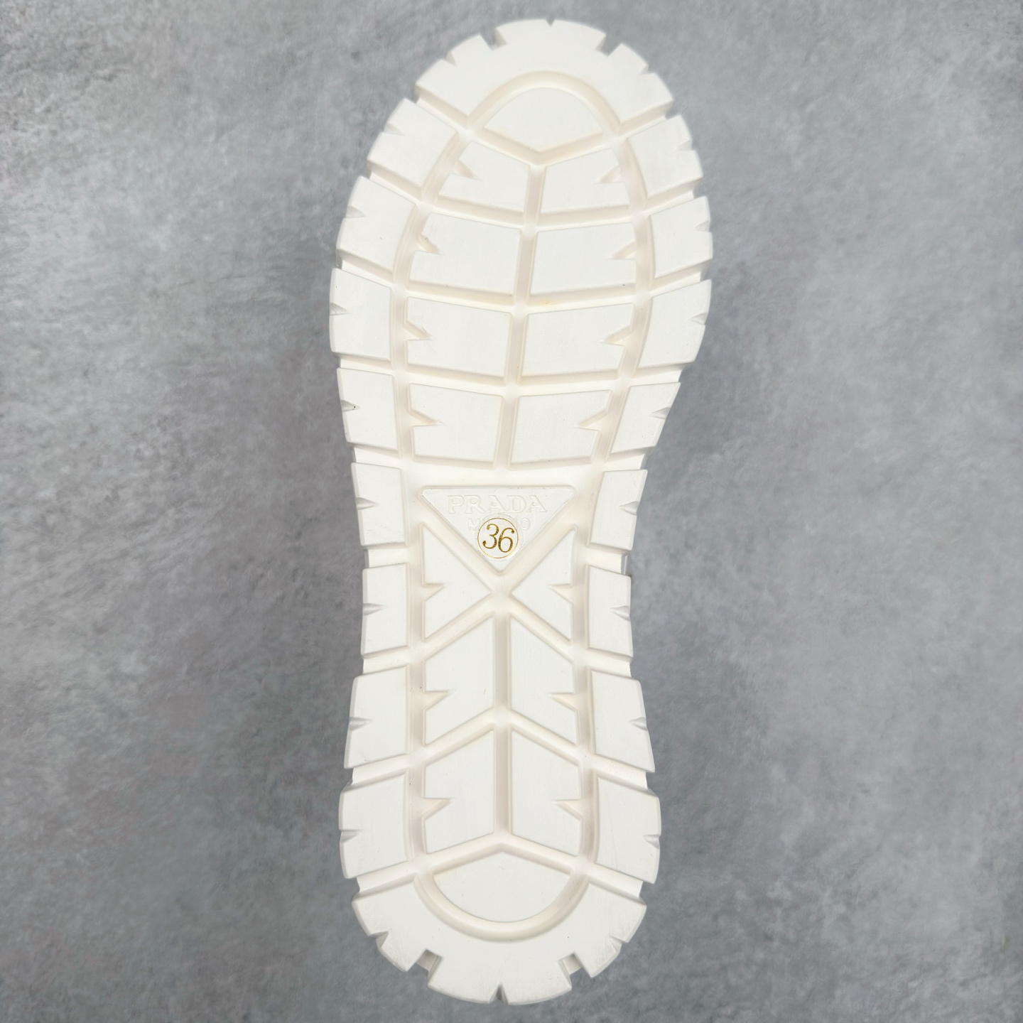 图片[9]-PRADA 普拉达2024新款厚底水洗帆布鞋 内里羊皮 最新厚底时尚走秀单鞋 重版推出 优雅大方 大底 一比一开模底 原版包装 跟高5cm 原版金属三角扣 四色供应 黑 白 浅粉 浅蓝 尺码 35 36 37 38 39 40-选品中心