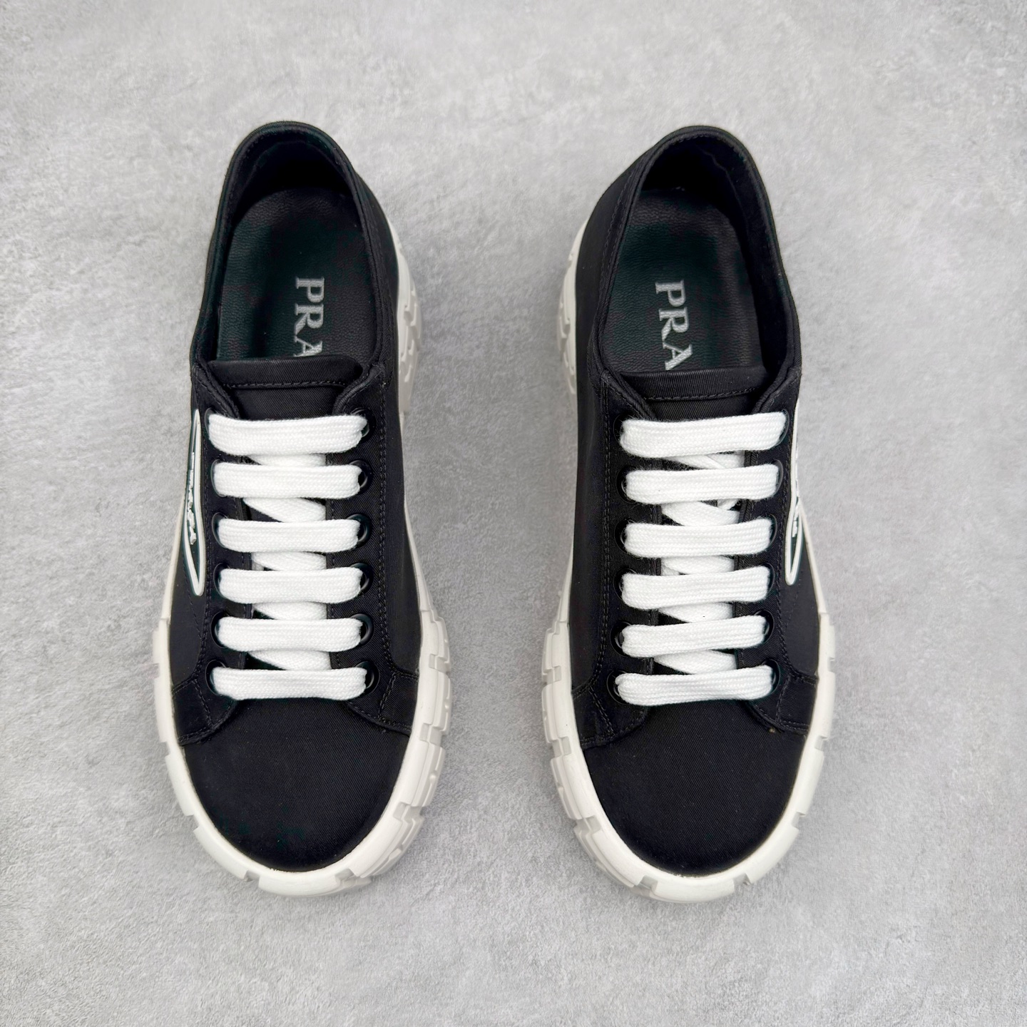 图片[2]-PRADA 普拉达2024新款厚底水洗帆布鞋 内里羊皮 最新厚底时尚走秀单鞋 重版推出 优雅大方 大底 一比一开模底 原版包装 跟高5cm 原版金属三角扣 四色供应 黑 白 浅粉 浅蓝 尺码 35 36 37 38 39 40-选品中心