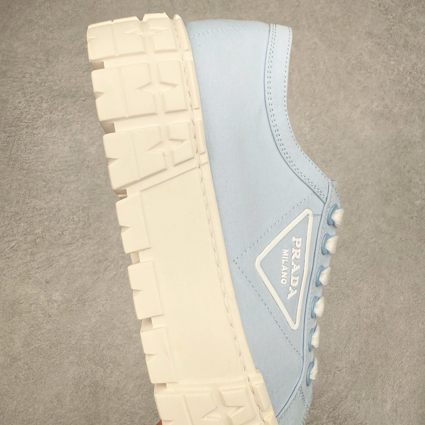 图片[6]-PRADA 普拉达2024新款厚底水洗帆布鞋 内里羊皮 最新厚底时尚走秀单鞋 重版推出 优雅大方 大底 一比一开模底 原版包装 跟高5cm 原版金属三角扣 四色供应 黑 白 浅粉 浅蓝 尺码 35 36 37 38 39 40-选品中心