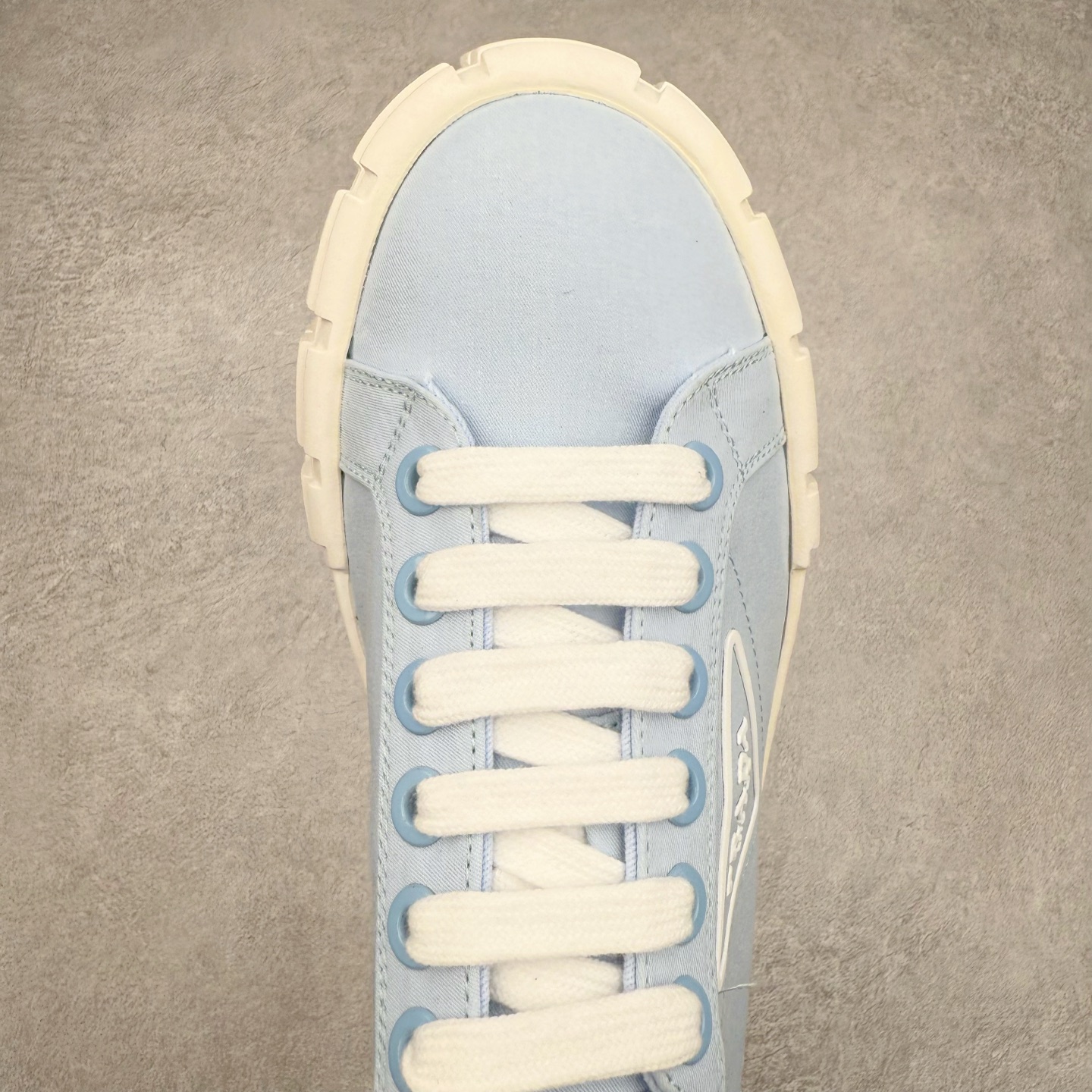 图片[4]-PRADA 普拉达2024新款厚底水洗帆布鞋 内里羊皮 最新厚底时尚走秀单鞋 重版推出 优雅大方 大底 一比一开模底 原版包装 跟高5cm 原版金属三角扣 四色供应 黑 白 浅粉 浅蓝 尺码 35 36 37 38 39 40-选品中心