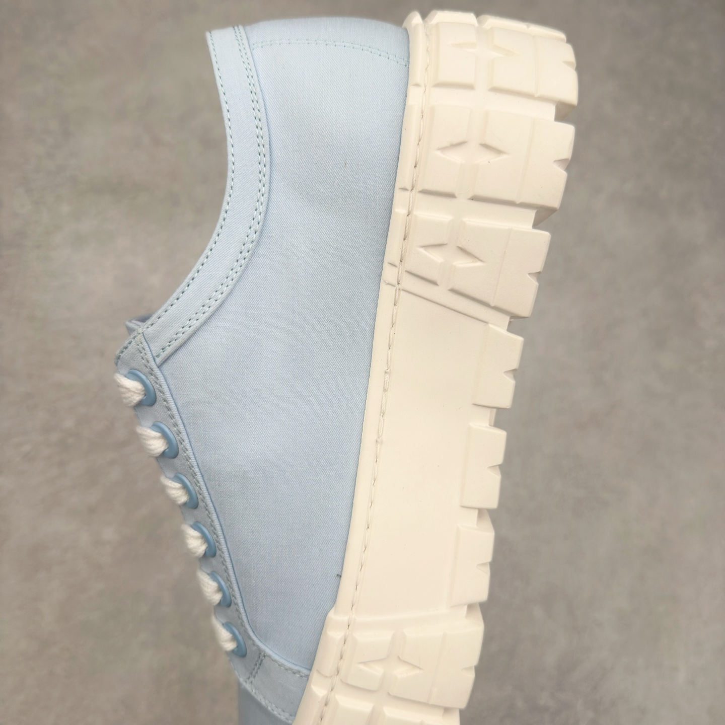 图片[7]-PRADA 普拉达2024新款厚底水洗帆布鞋 内里羊皮 最新厚底时尚走秀单鞋 重版推出 优雅大方 大底 一比一开模底 原版包装 跟高5cm 原版金属三角扣 四色供应 黑 白 浅粉 浅蓝 尺码 35 36 37 38 39 40-选品中心