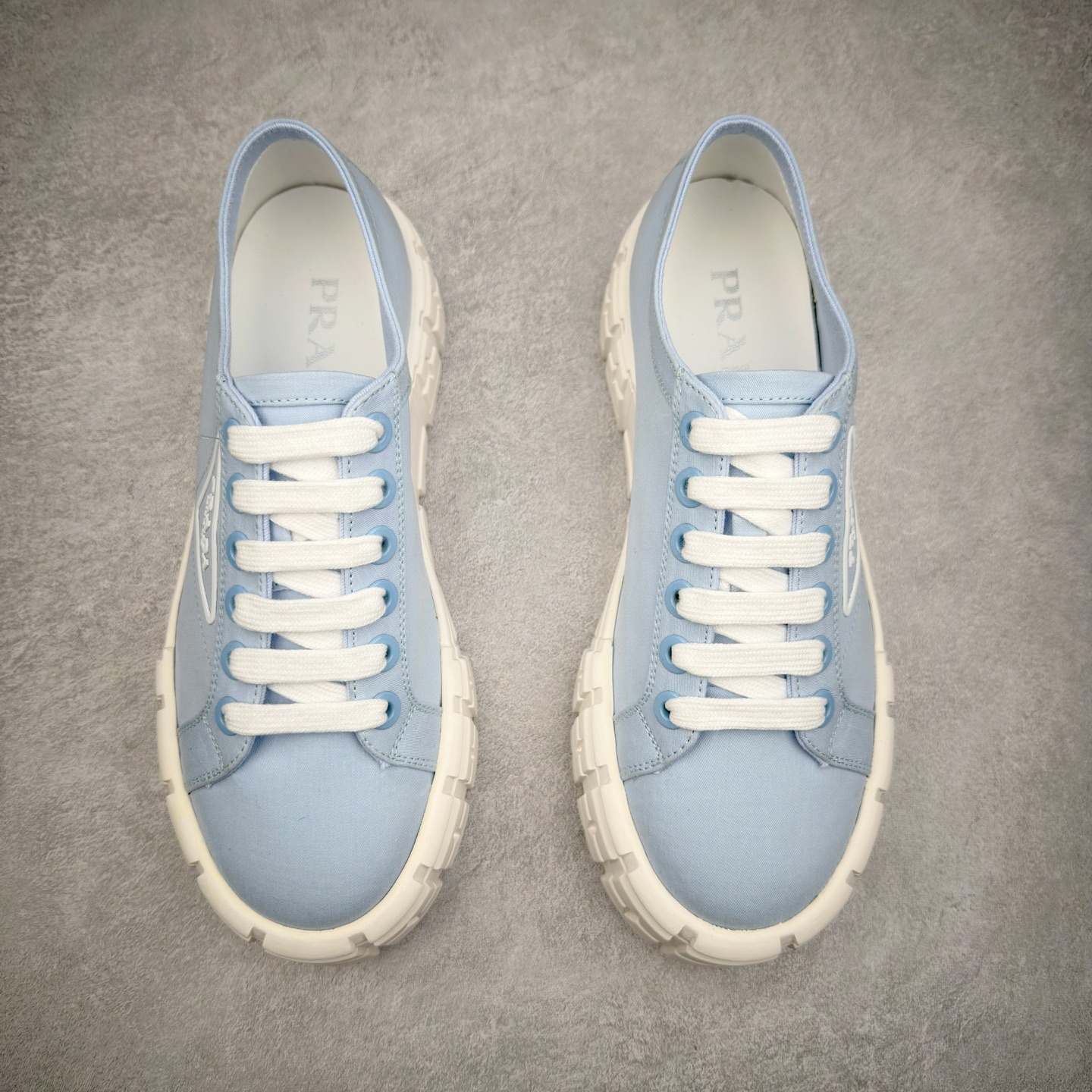 图片[2]-PRADA 普拉达2024新款厚底水洗帆布鞋 内里羊皮 最新厚底时尚走秀单鞋 重版推出 优雅大方 大底 一比一开模底 原版包装 跟高5cm 原版金属三角扣 四色供应 黑 白 浅粉 浅蓝 尺码 35 36 37 38 39 40-选品中心