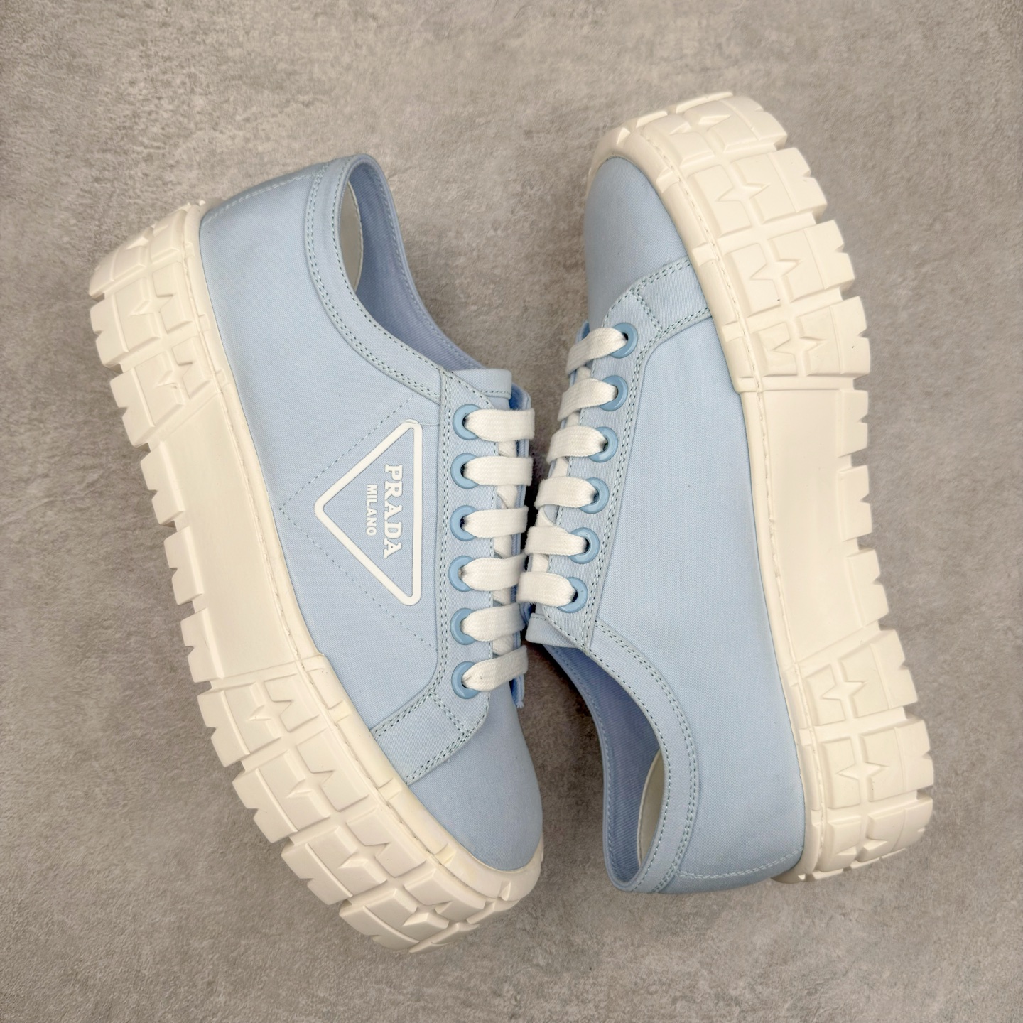 图片[3]-PRADA 普拉达2024新款厚底水洗帆布鞋 内里羊皮 最新厚底时尚走秀单鞋 重版推出 优雅大方 大底 一比一开模底 原版包装 跟高5cm 原版金属三角扣 四色供应 黑 白 浅粉 浅蓝 尺码 35 36 37 38 39 40-选品中心