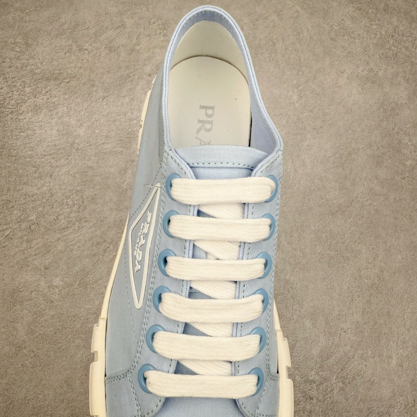 图片[5]-PRADA 普拉达2024新款厚底水洗帆布鞋 内里羊皮 最新厚底时尚走秀单鞋 重版推出 优雅大方 大底 一比一开模底 原版包装 跟高5cm 原版金属三角扣 四色供应 黑 白 浅粉 浅蓝 尺码 35 36 37 38 39 40-选品中心