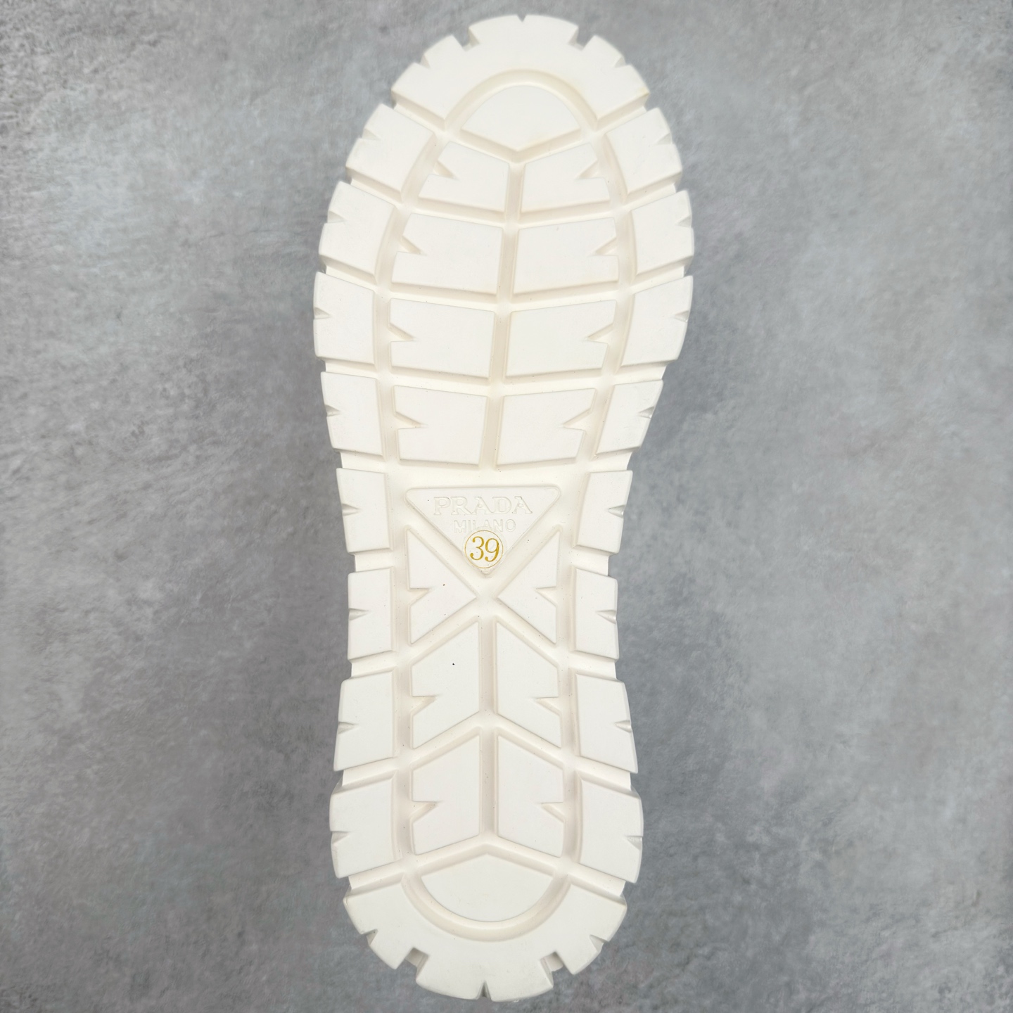 图片[9]-PRADA 普拉达2024新款厚底水洗帆布鞋 内里羊皮 最新厚底时尚走秀单鞋 重版推出 优雅大方 大底 一比一开模底 原版包装 跟高5cm 原版金属三角扣 四色供应 黑 白 浅粉 浅蓝 尺码 35 36 37 38 39 40-选品中心