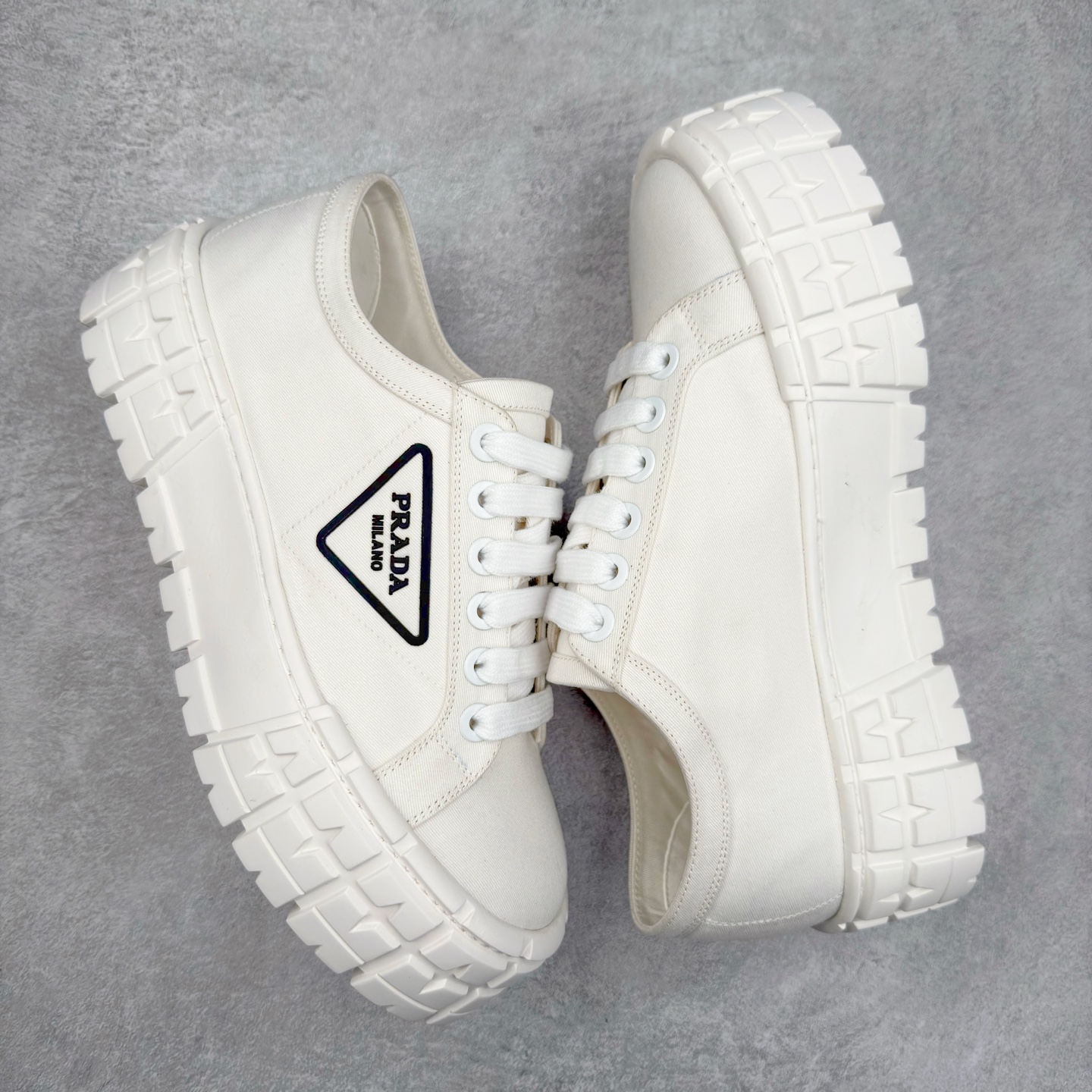 图片[3]-PRADA 普拉达2024新款厚底水洗帆布鞋 内里羊皮 最新厚底时尚走秀单鞋 重版推出 优雅大方 大底 一比一开模底 原版包装 跟高5cm 原版金属三角扣 四色供应 黑 白 浅粉 浅蓝 尺码 35 36 37 38 39 40-选品中心