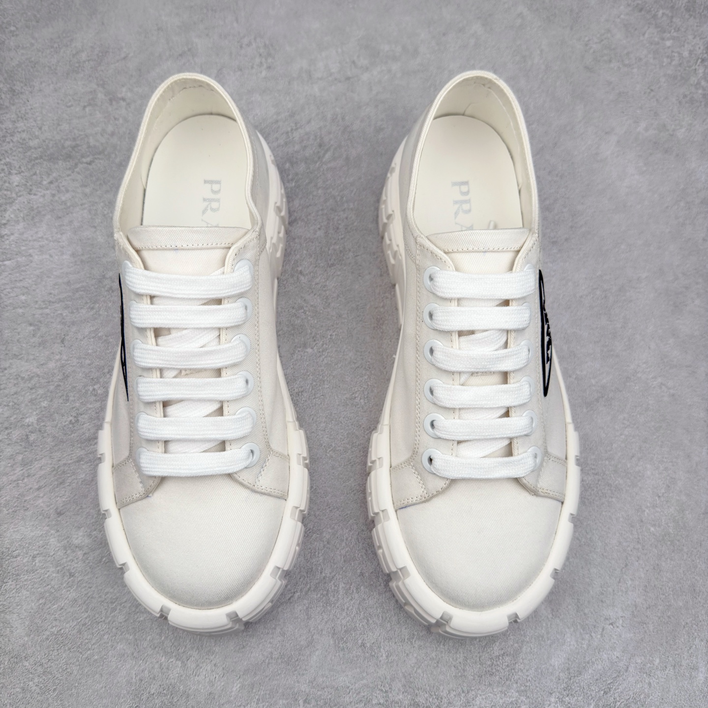 图片[2]-PRADA 普拉达2024新款厚底水洗帆布鞋 内里羊皮 最新厚底时尚走秀单鞋 重版推出 优雅大方 大底 一比一开模底 原版包装 跟高5cm 原版金属三角扣 四色供应 黑 白 浅粉 浅蓝 尺码 35 36 37 38 39 40-选品中心