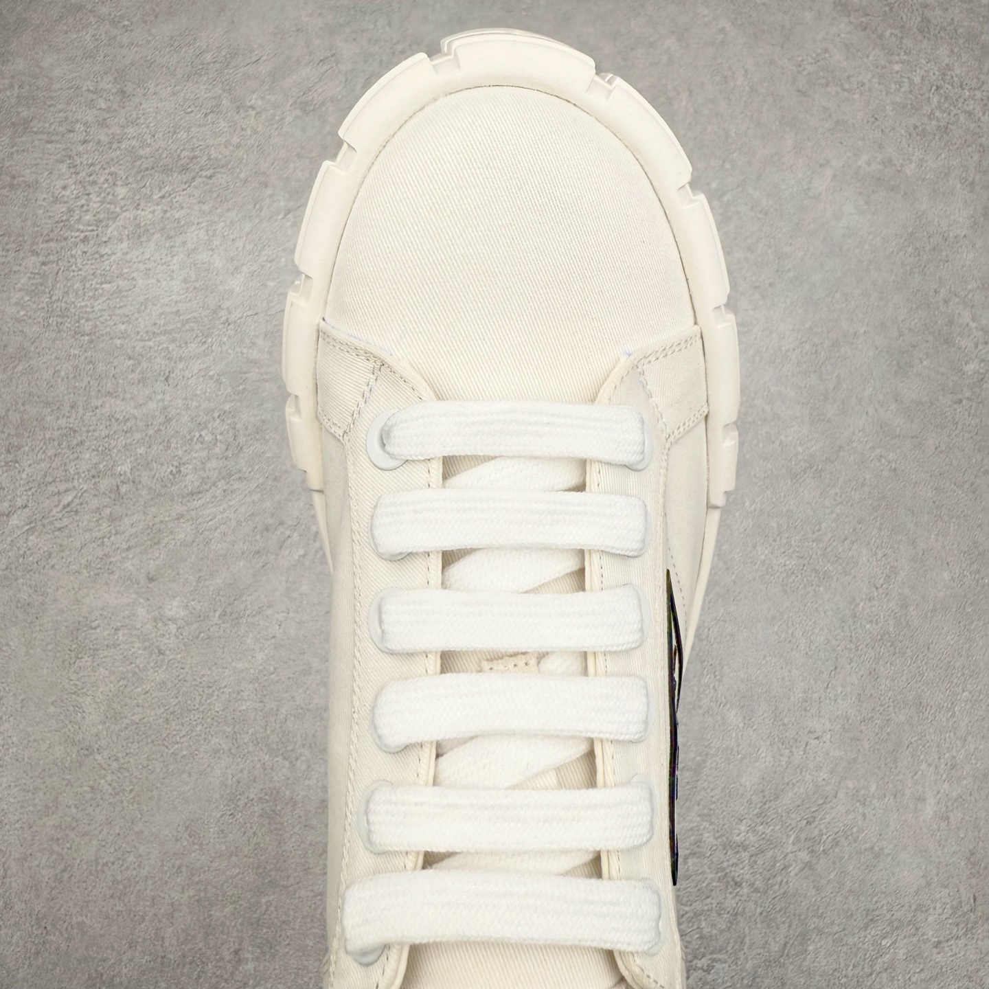 图片[4]-PRADA 普拉达2024新款厚底水洗帆布鞋 内里羊皮 最新厚底时尚走秀单鞋 重版推出 优雅大方 大底 一比一开模底 原版包装 跟高5cm 原版金属三角扣 四色供应 黑 白 浅粉 浅蓝 尺码 35 36 37 38 39 40-选品中心