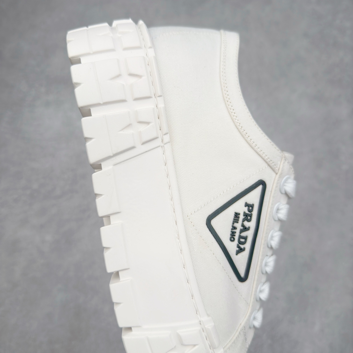 图片[6]-PRADA 普拉达2024新款厚底水洗帆布鞋 内里羊皮 最新厚底时尚走秀单鞋 重版推出 优雅大方 大底 一比一开模底 原版包装 跟高5cm 原版金属三角扣 四色供应 黑 白 浅粉 浅蓝 尺码 35 36 37 38 39 40-选品中心