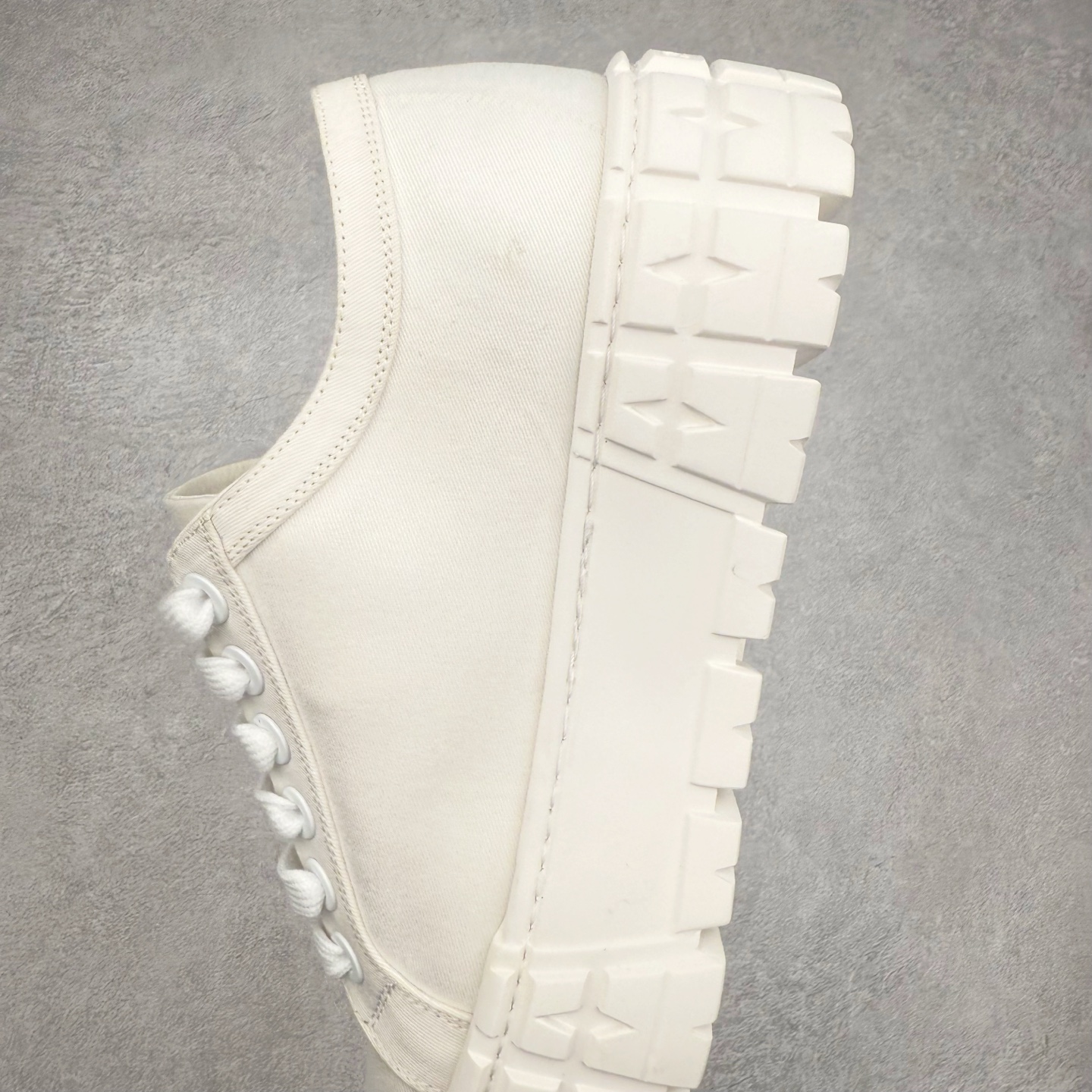 图片[7]-PRADA 普拉达2024新款厚底水洗帆布鞋 内里羊皮 最新厚底时尚走秀单鞋 重版推出 优雅大方 大底 一比一开模底 原版包装 跟高5cm 原版金属三角扣 四色供应 黑 白 浅粉 浅蓝 尺码 35 36 37 38 39 40-选品中心