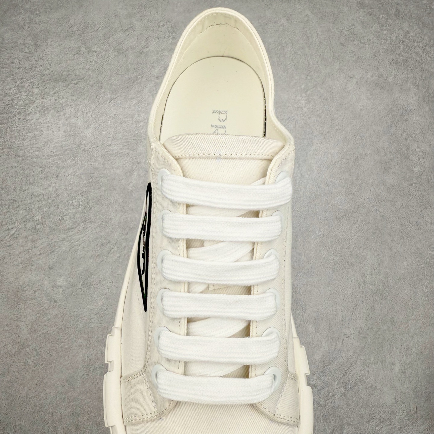 图片[5]-PRADA 普拉达2024新款厚底水洗帆布鞋 内里羊皮 最新厚底时尚走秀单鞋 重版推出 优雅大方 大底 一比一开模底 原版包装 跟高5cm 原版金属三角扣 四色供应 黑 白 浅粉 浅蓝 尺码 35 36 37 38 39 40-选品中心