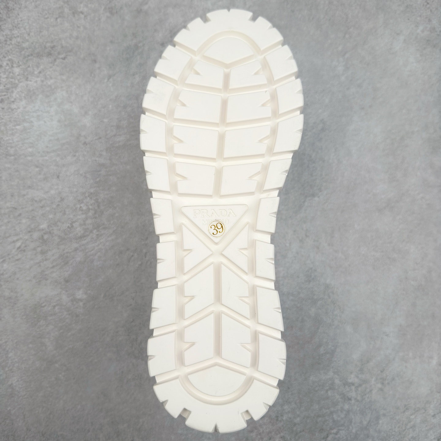 图片[9]-PRADA 普拉达2024新款厚底水洗帆布鞋 内里羊皮 最新厚底时尚走秀单鞋 重版推出 优雅大方 大底 一比一开模底 原版包装 跟高5cm 原版金属三角扣 四色供应 黑 白 浅粉 浅蓝 尺码 35 36 37 38 39 40-选品中心