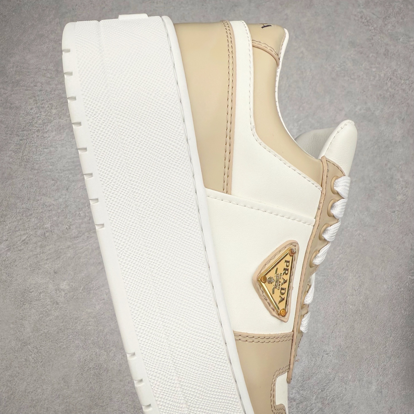 图片[6]-𝐏𝐑𝐀𝐃𝐀 普拉达春夏系列 专柜新款厚底松糕运动鞋系列外形是廓形设计 轮廓类似麦昆 厚底 鞋头饱满 宽版设计 底子是软弹那种 非常非常舒适 又觉得白色既运动 又可以休闲商务 日常便鞋最合适不过了 将艺术家Peterdepotter创作的标语纹样应用到鞋身设计加上了著名三角形徽标格外好看目普拉达 鞋面：布料进口防水降落伞 大底：TPU发泡大底 内里：进口羊皮内里 全新官方一致全套包装 尺码：35 36 37 38 39 40-选品中心